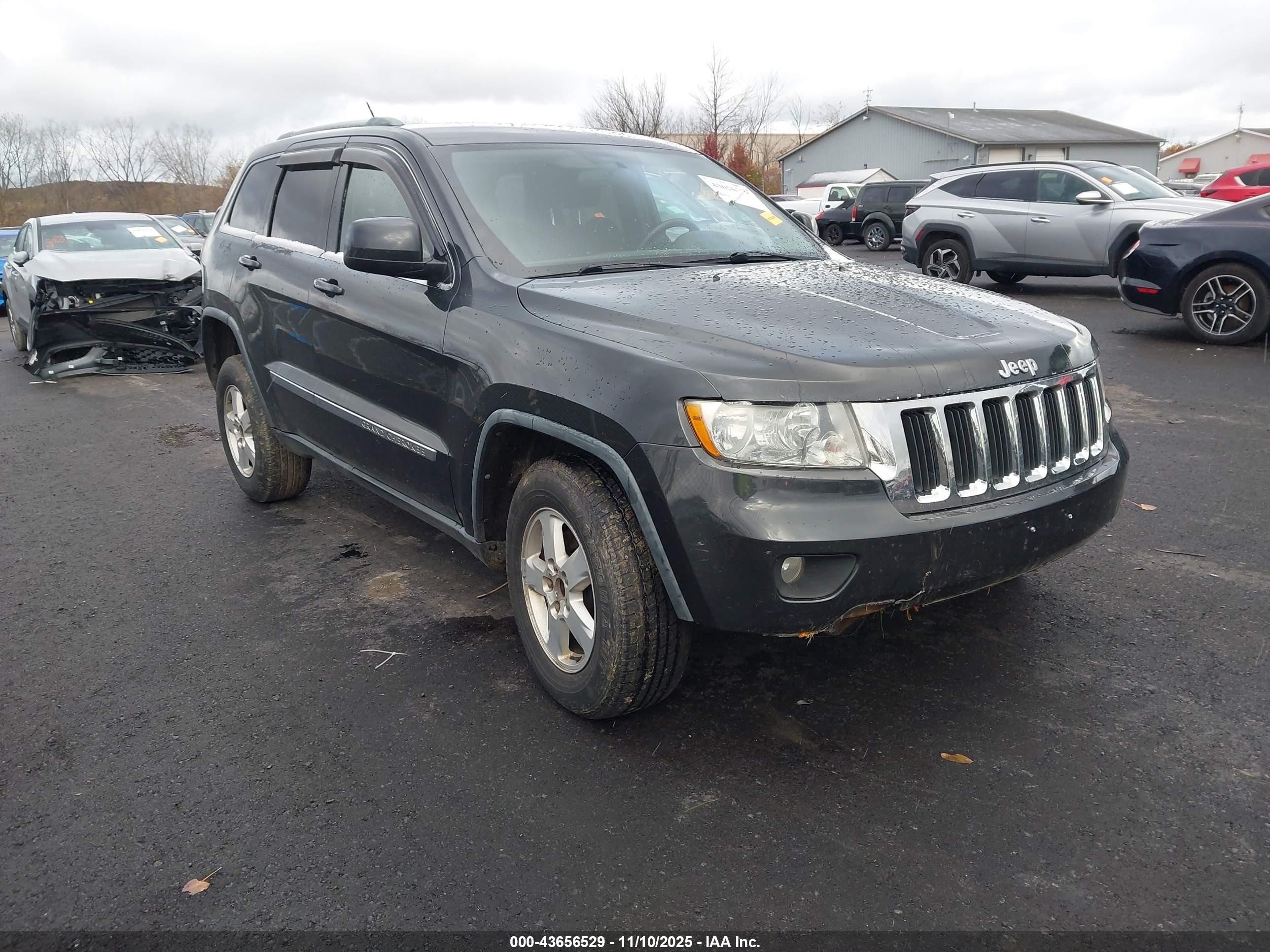 2011 Jeep Grand Cherokee Laredo, VIN 1J4RR4GG1BC615756 — Front end