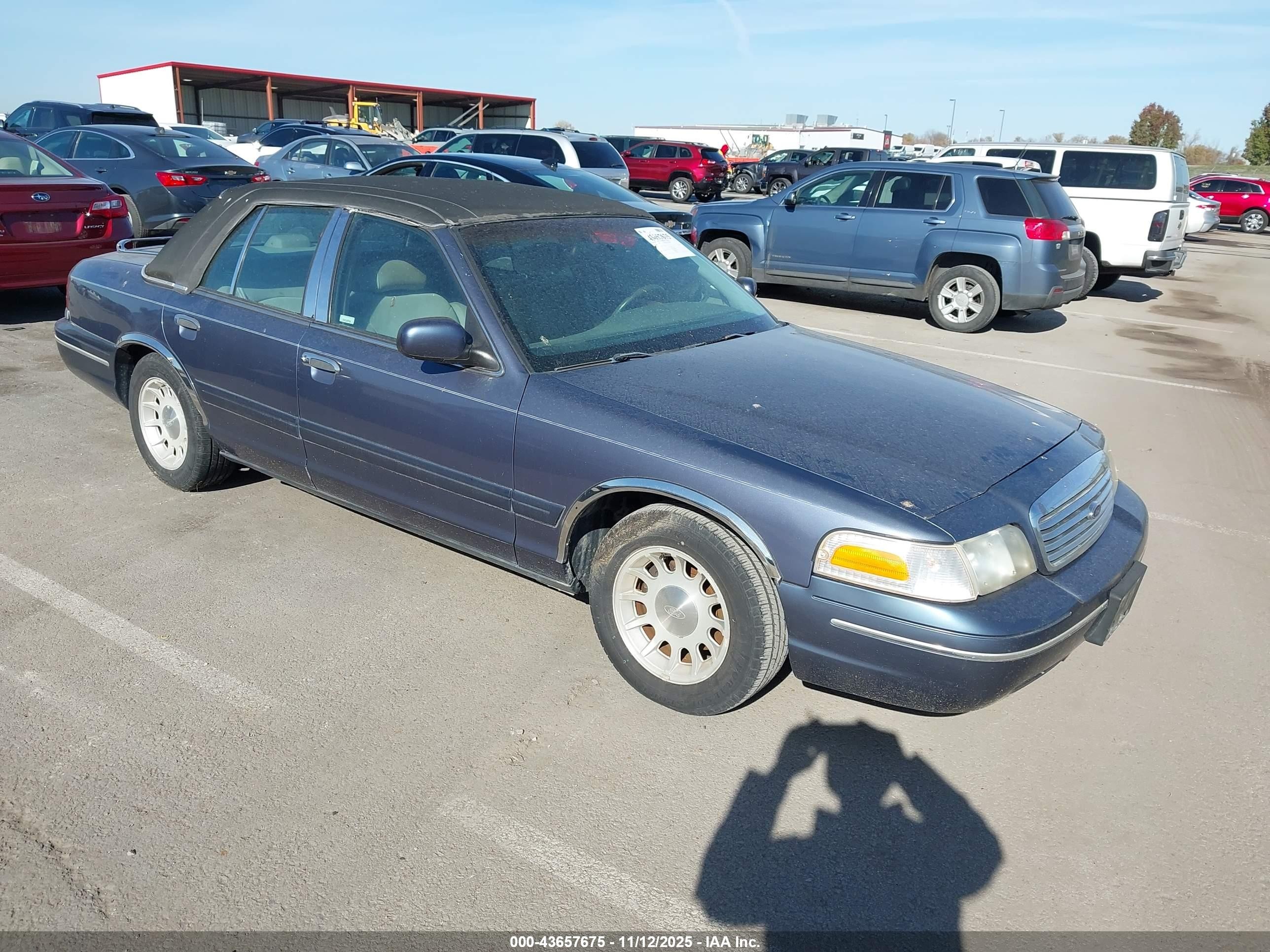 1998 Ford Crown Victoria LX, VIN 2FAFP74W8WX184469 — Side