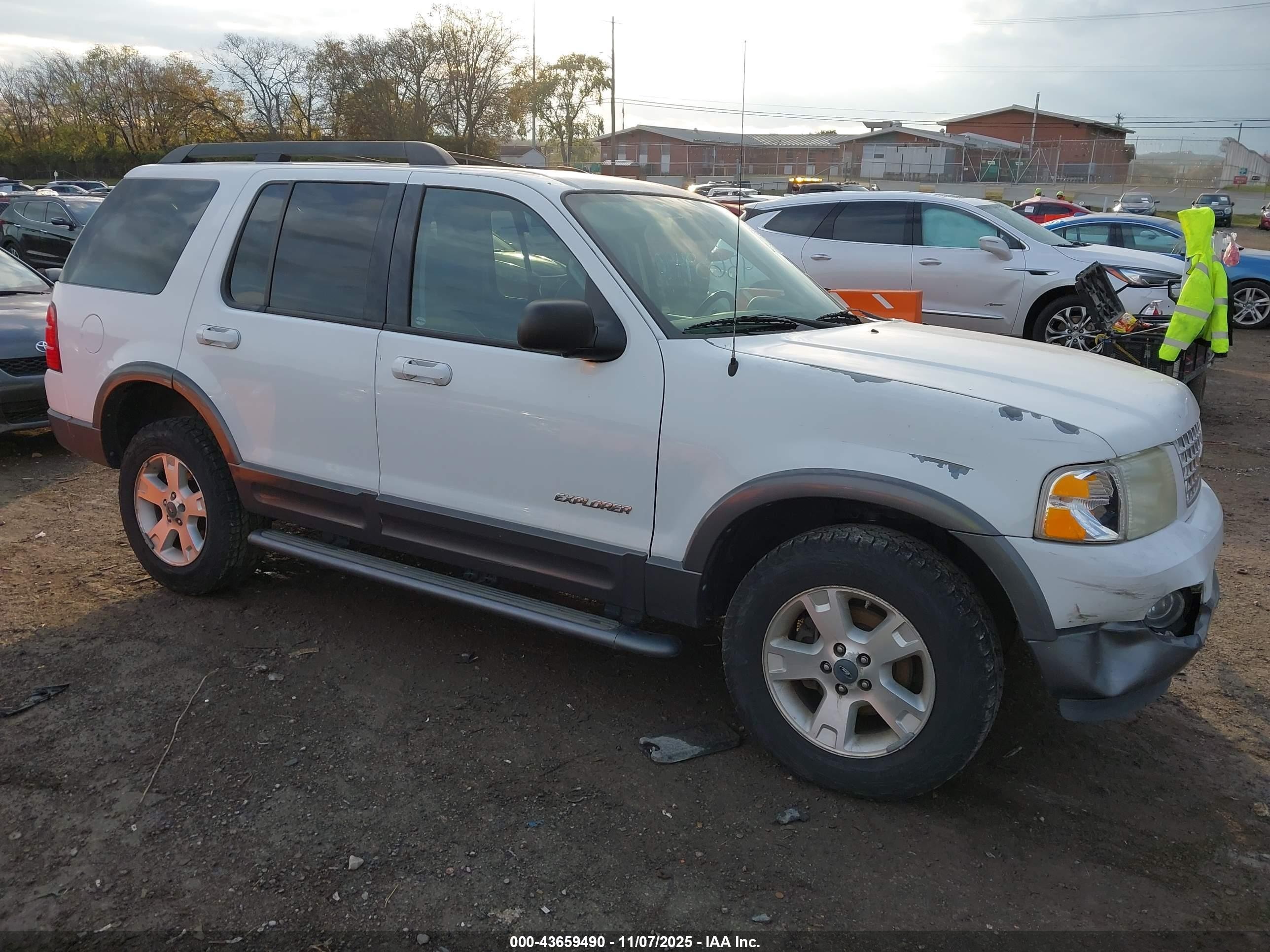 2005 Ford Explorer XLT, VIN 1FMZU73K35UA09787 — Бок