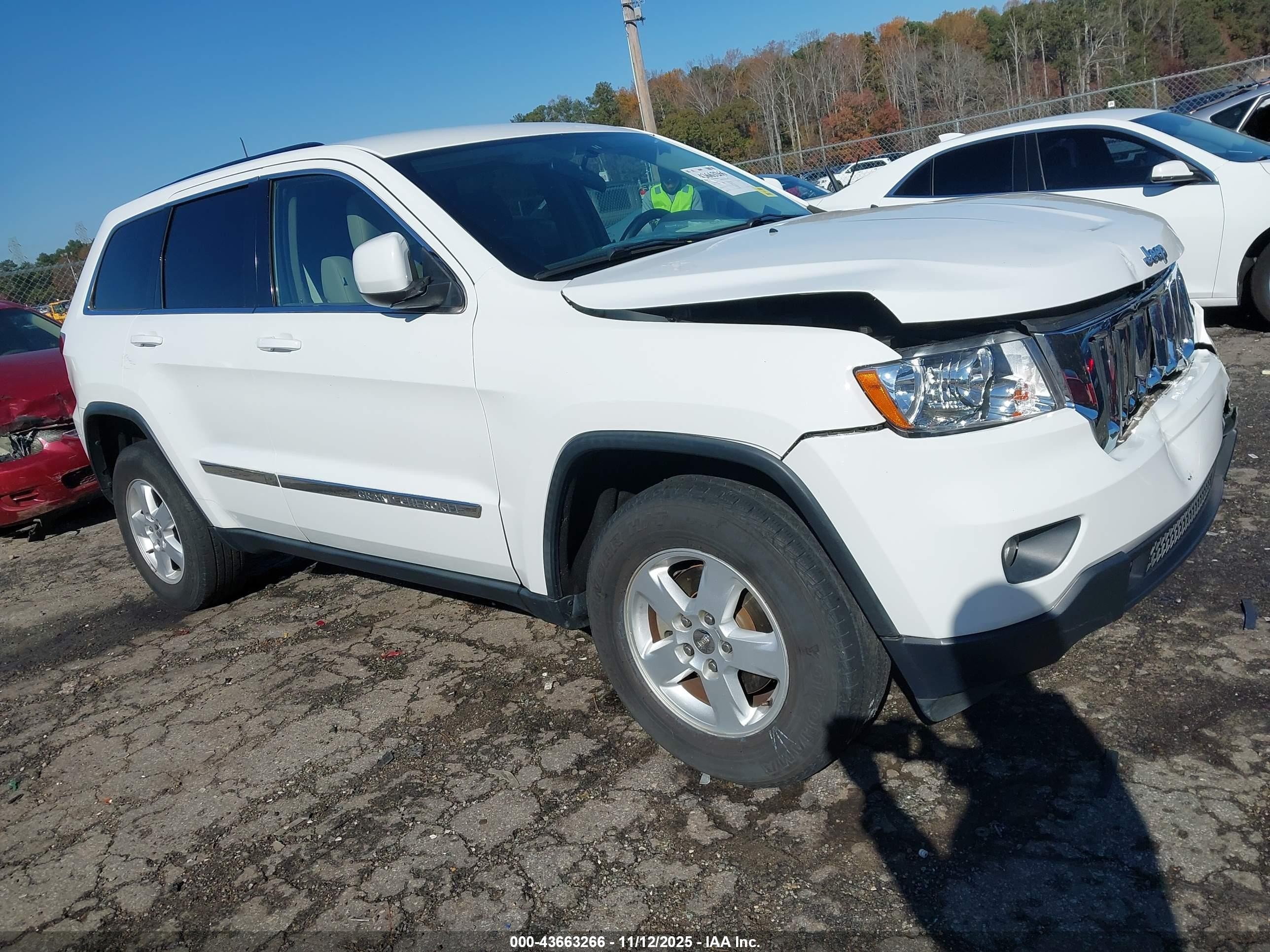 2013 Jeep Grand Cherokee Laredo, VIN 1C4RJEAG7DC595804 — Front end