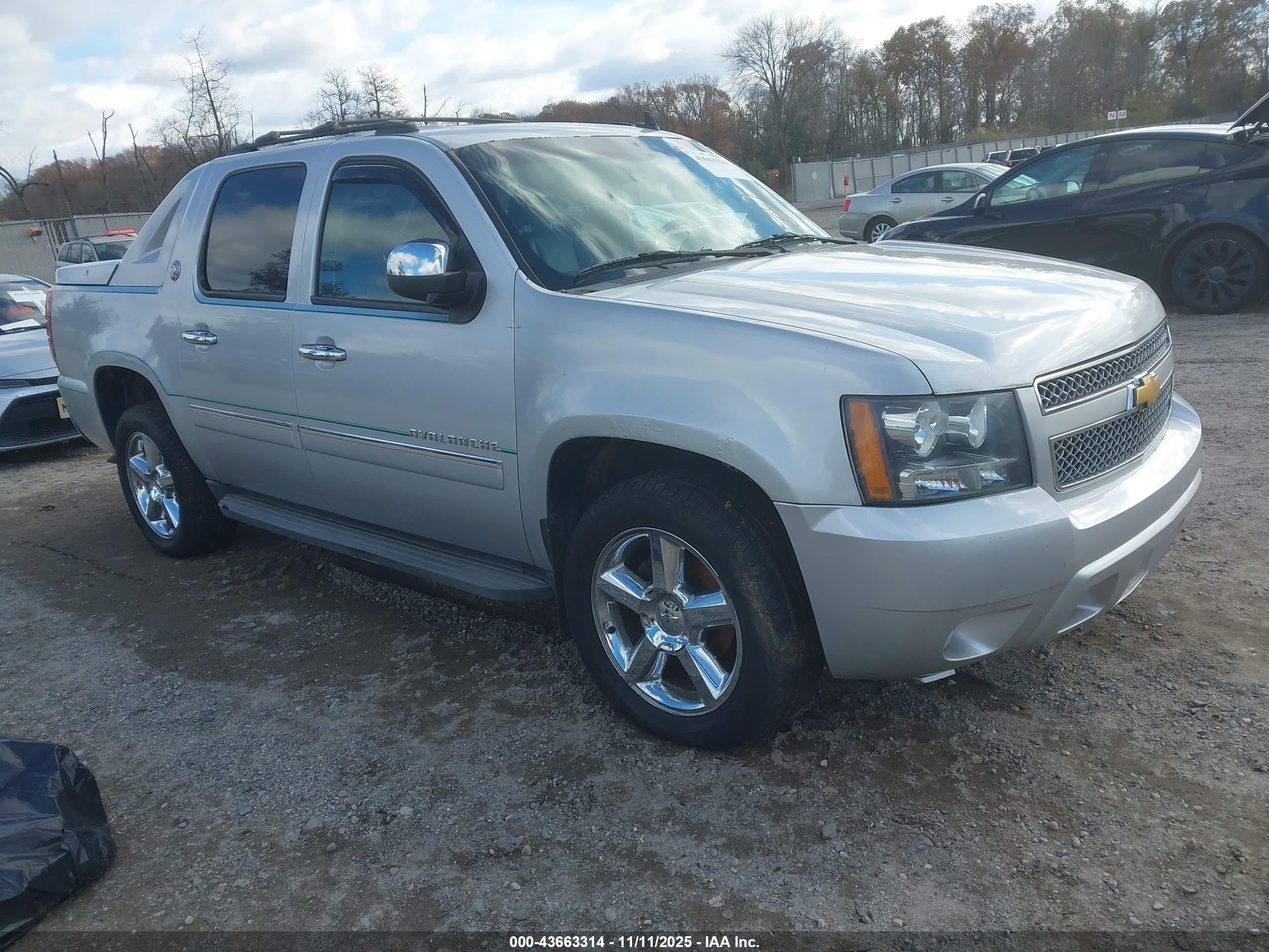 2013 Chevrolet Avalanche LTZ, VIN 3GNTKGE75DG273336 — Side