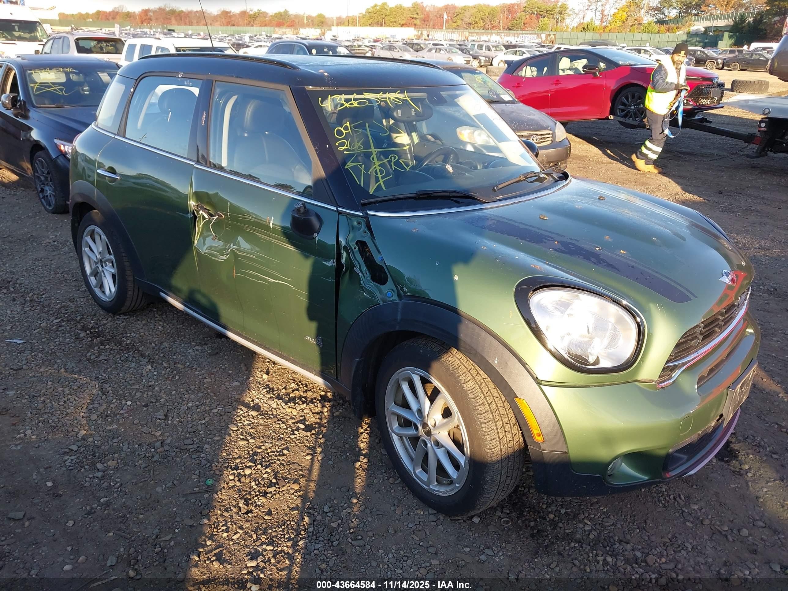 2015 MINI Countryman S, VIN WMWZC5C50FWP48673 — Front end