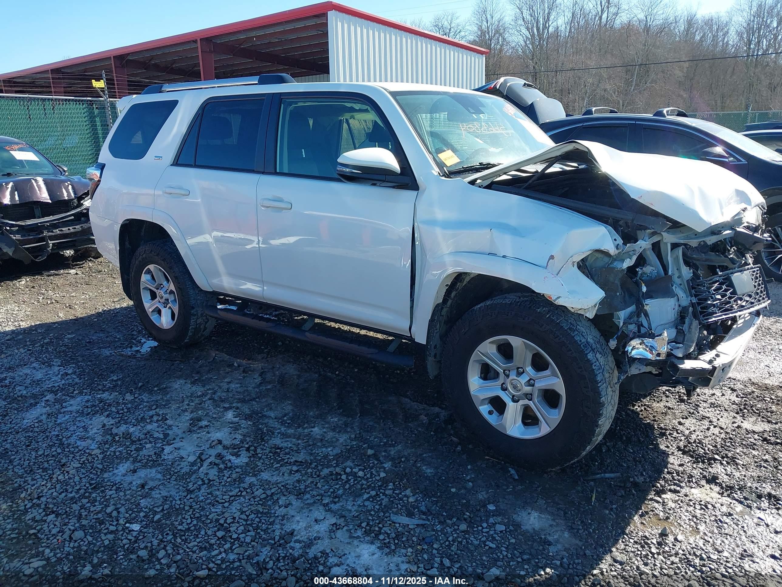 2021 Toyota 4Runner SR5 Premium, VIN JTENU5JRXM5929458 — Front end