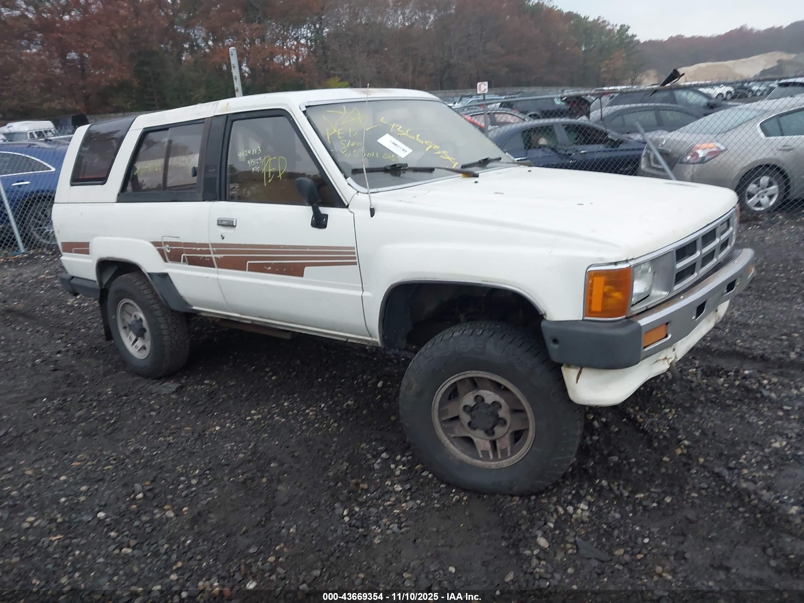 1986 Toyota 4runner 4WD, VIN JT3RN64W1G0063441 — Front end