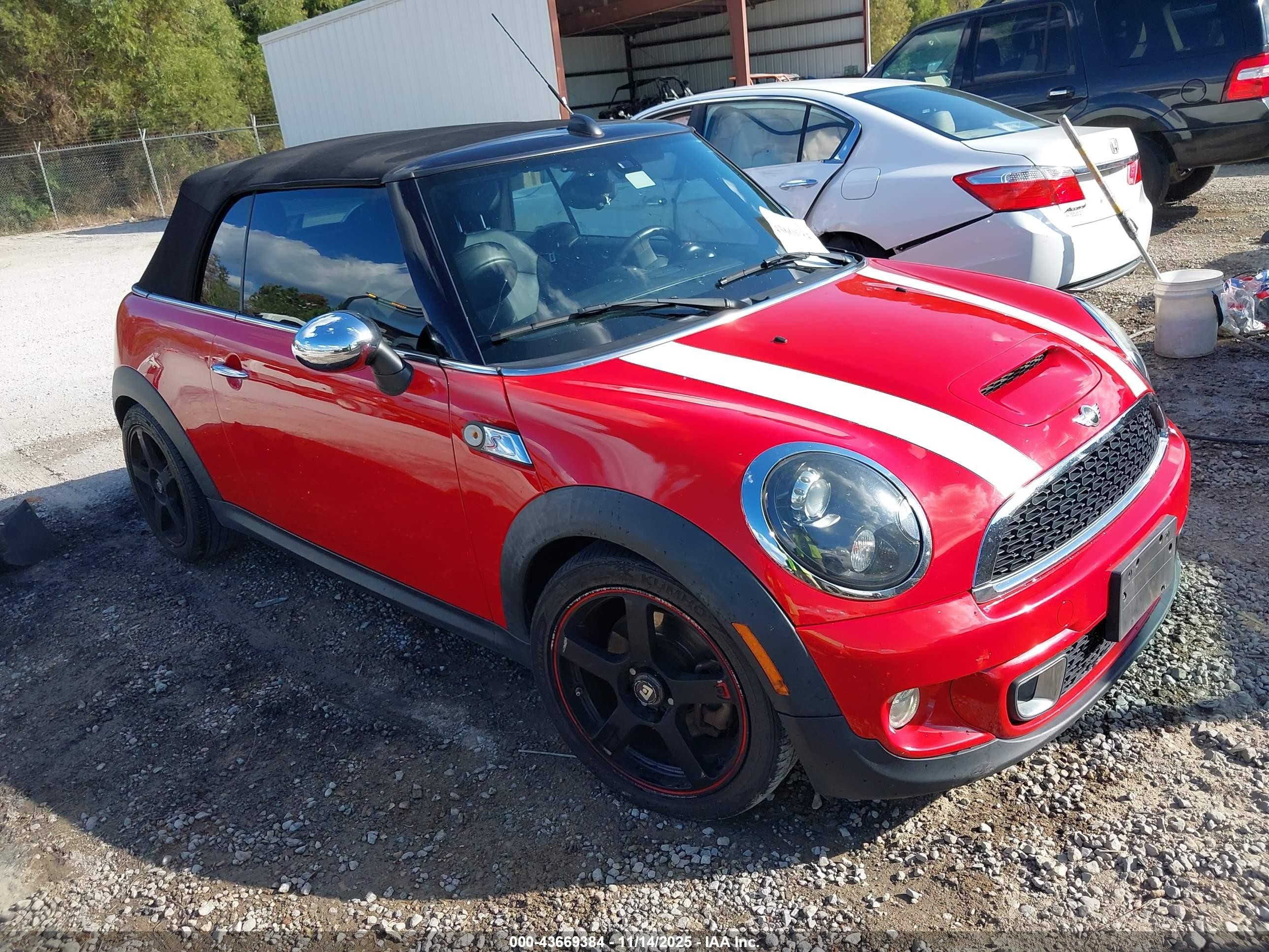 2015 MINI Convertible S, VIN WMWZP3C50F2A91019 — Перед
