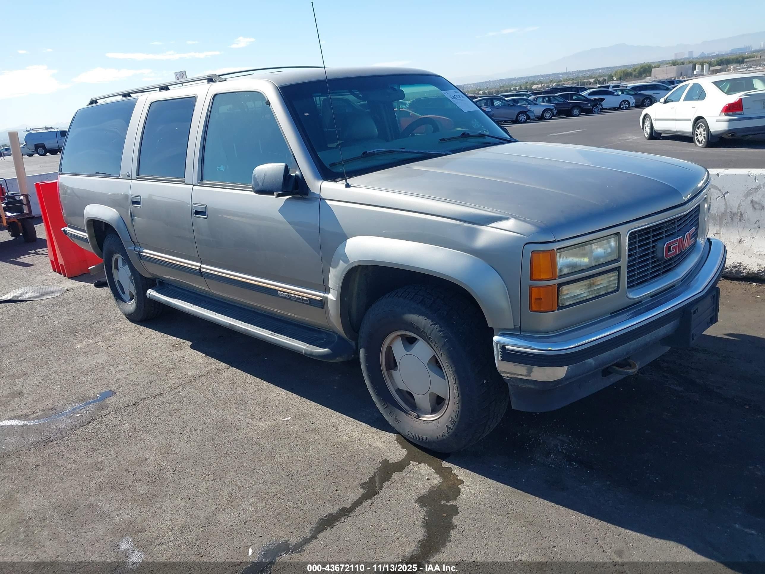 1998 GMC Suburban, VIN 3GKFK16R2WG514103 — Side