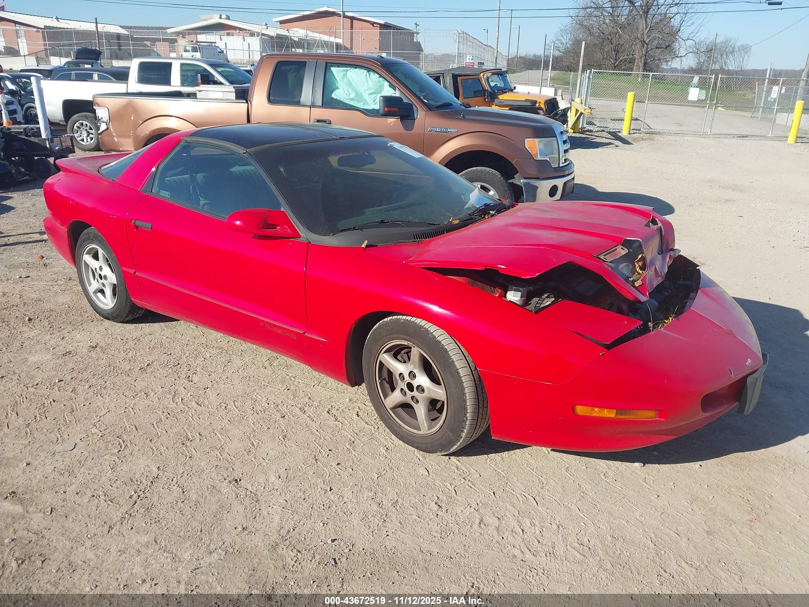 1997 Pontiac Firebird Firebird, VIN 2G2FS22K1V2222006 — Front end