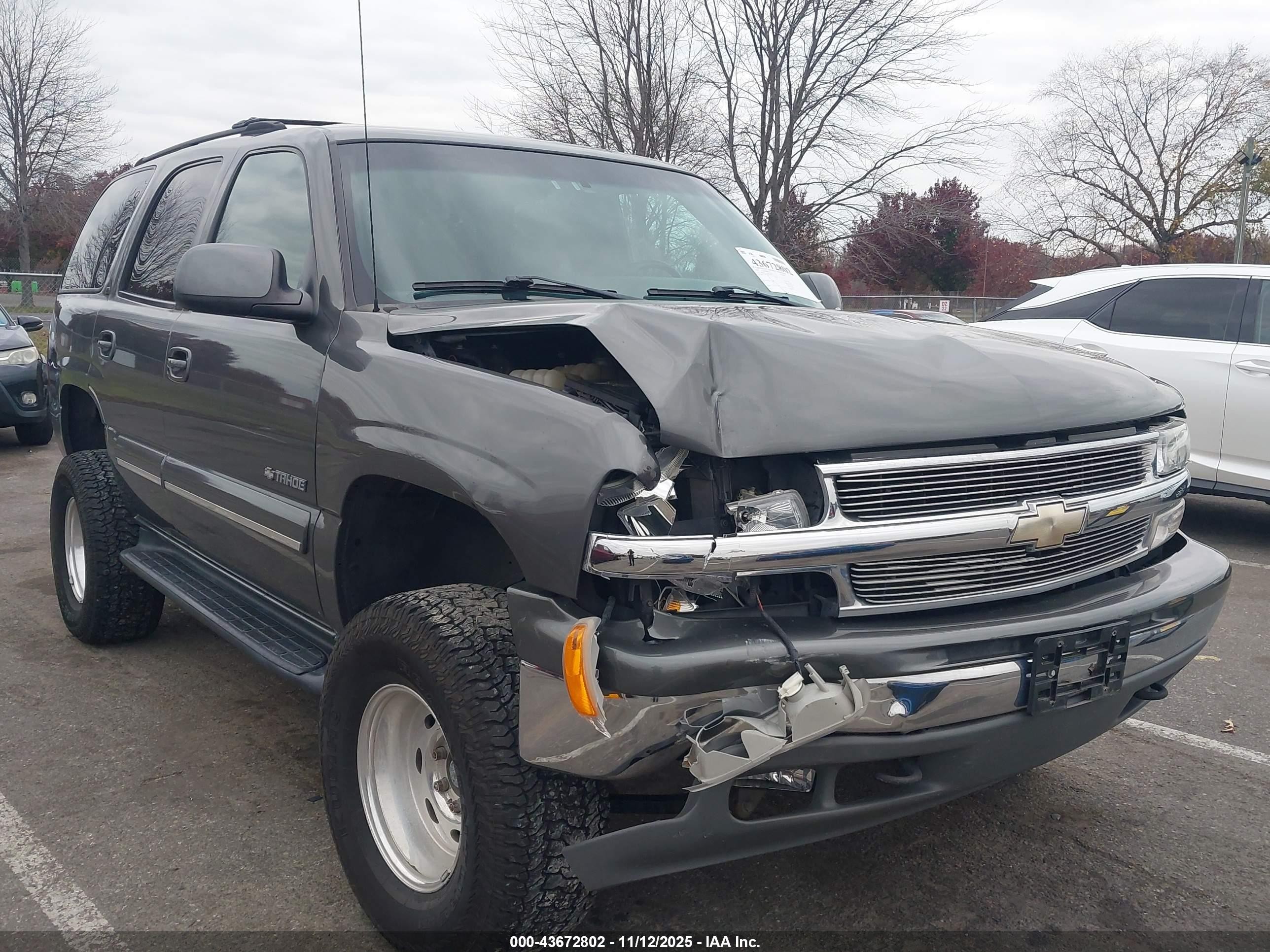 2000 Chevrolet Tahoe LT, VIN 1GNEK13T4YJ169608 — Front end