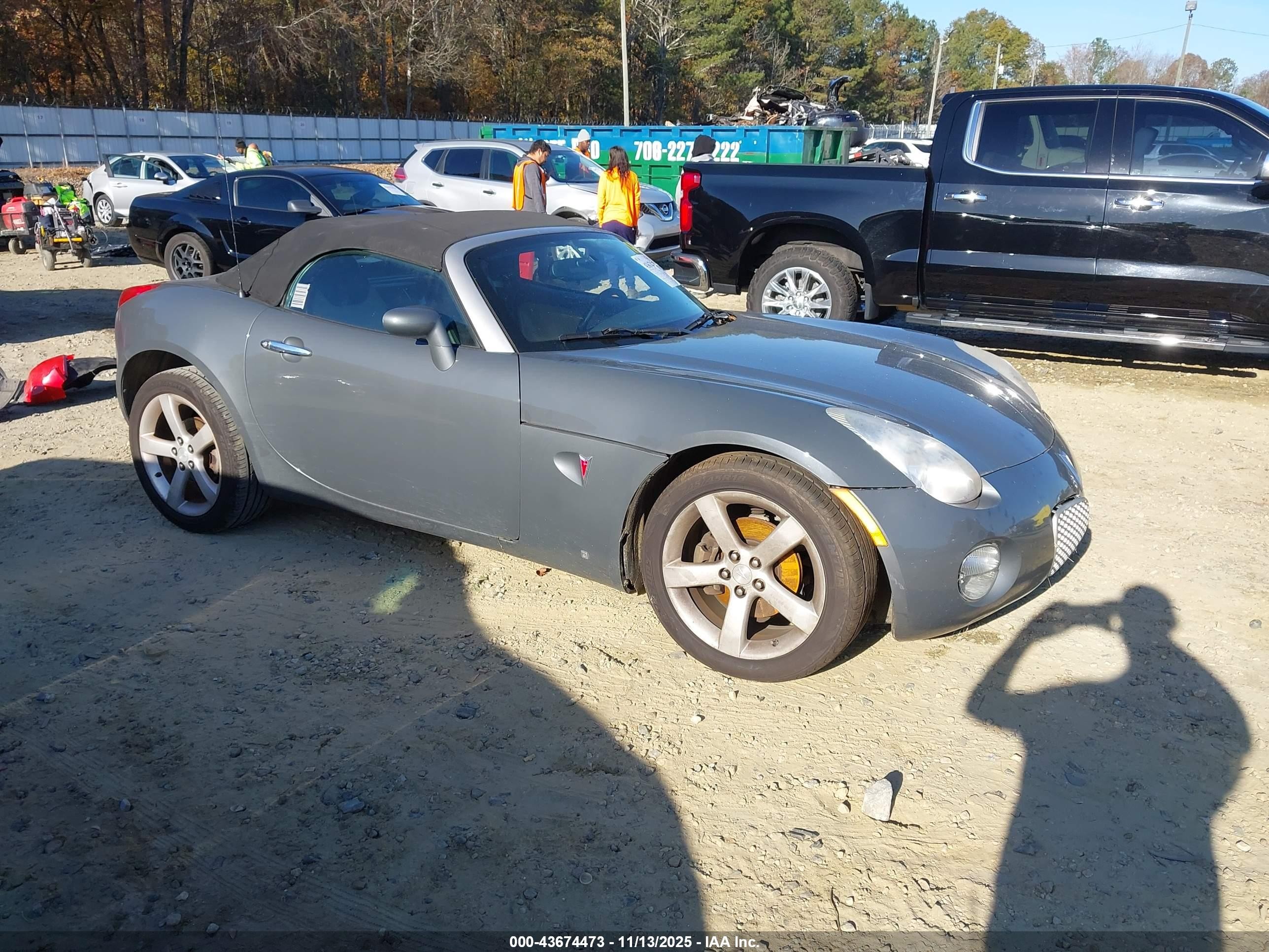 2008 Pontiac Solstice, VIN 1G2MB35B58Y122622 — Side