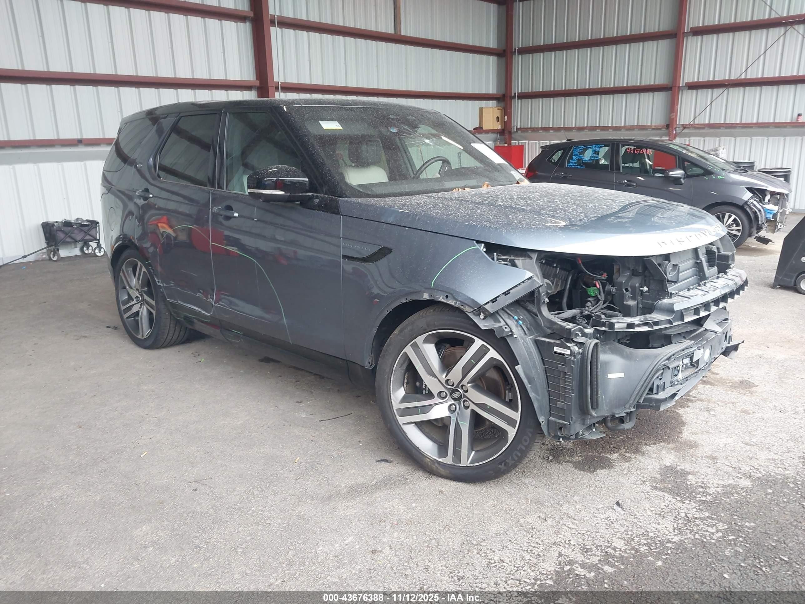 2023 Land Rover Discovery Metropolitan Edition, VIN SALRW4EU5P2475580 — Front end