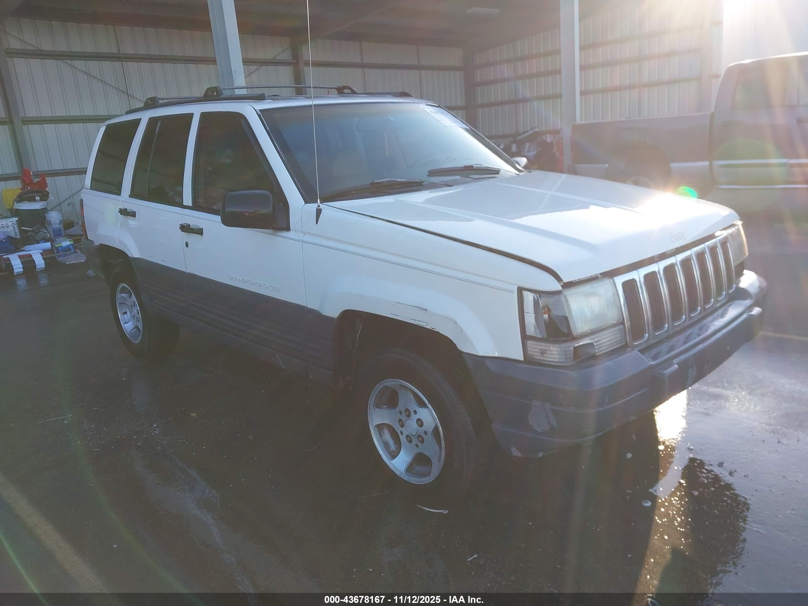 1996 Jeep Grand Cherokee Laredo, VIN 1J4FX58SXTC298997 — Front end