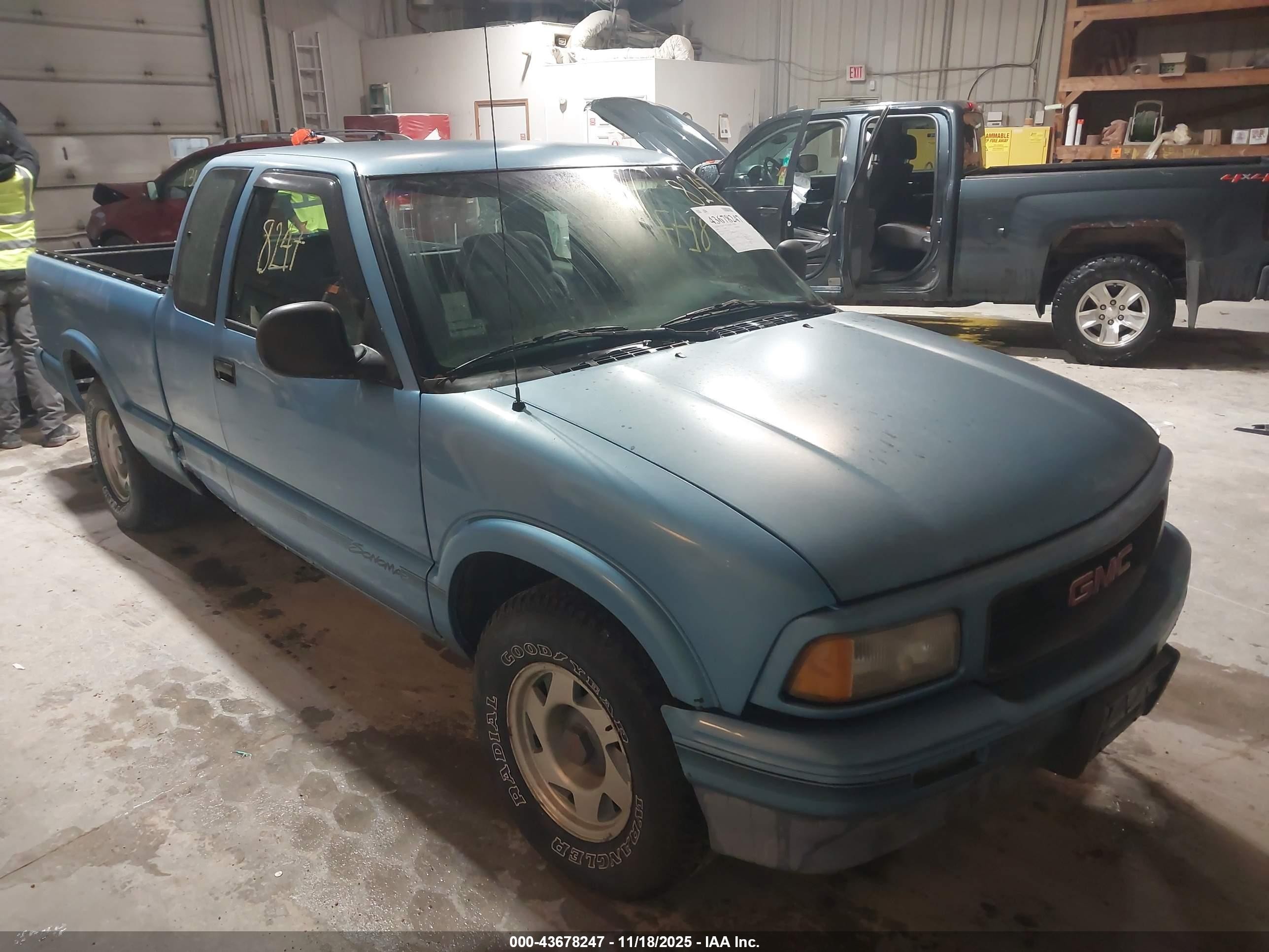 1996 GMC Sonoma SLS, VIN 1GTCS1942T8512383 — Side