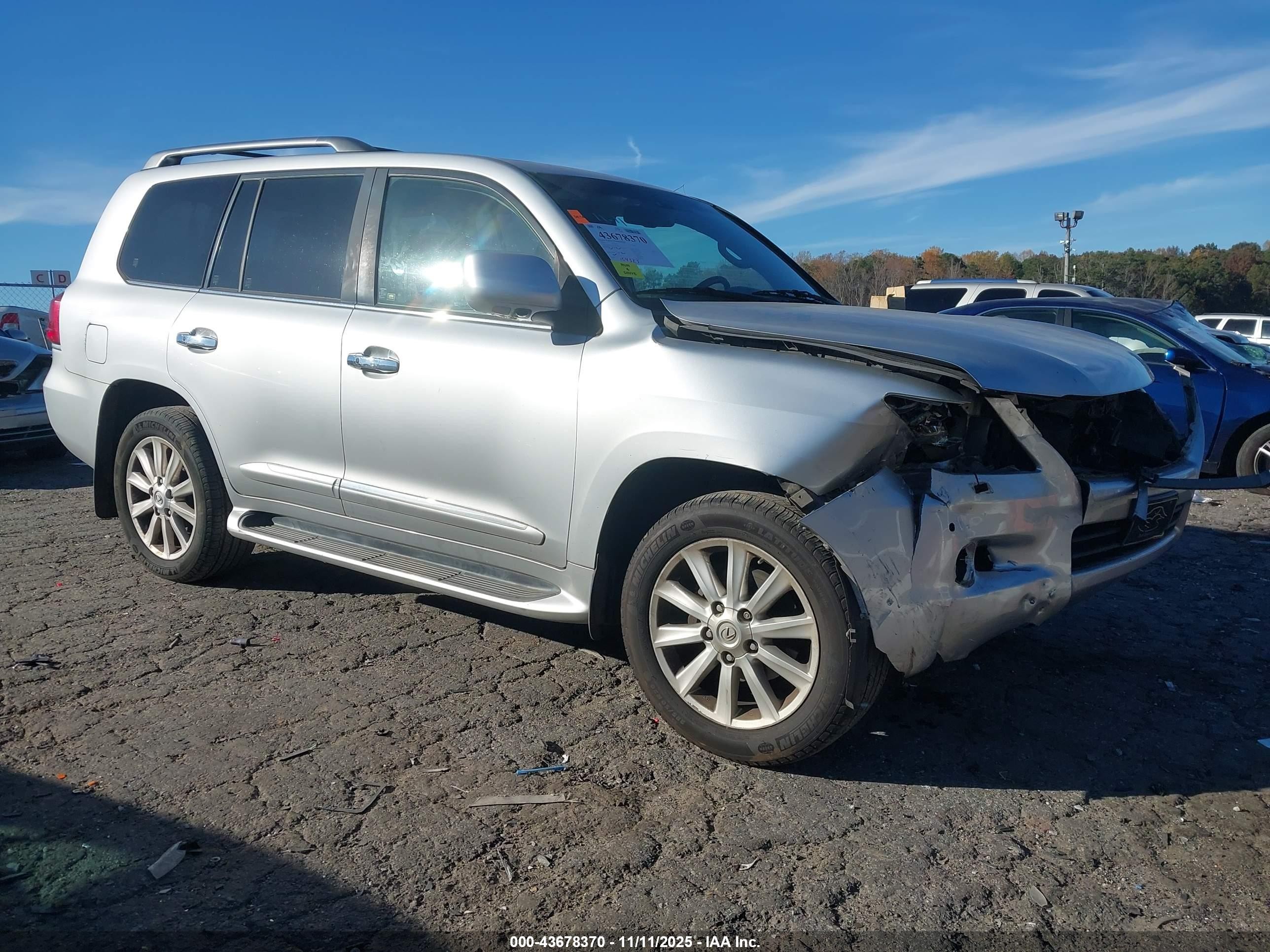 2010 Lexus LX 570, VIN JTJHY7AX9A4038334 — Перед