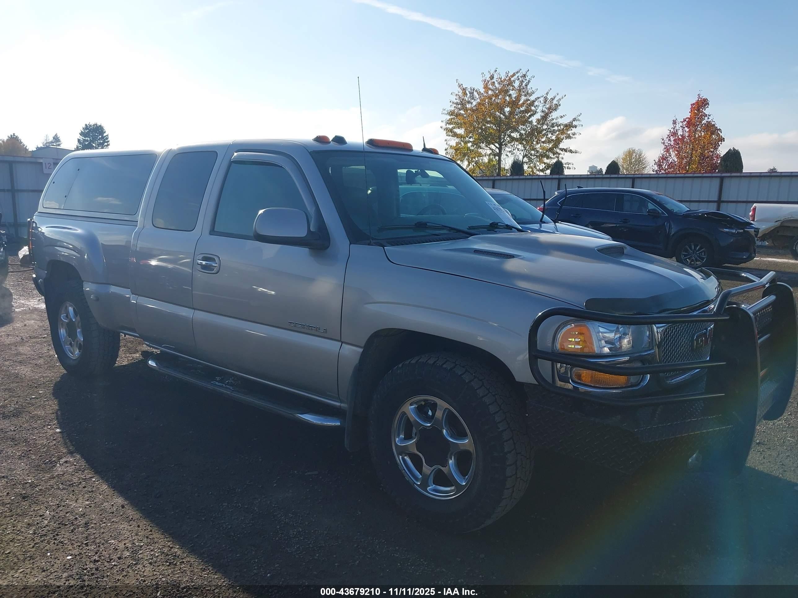 2004 GMC Sierra Denali, VIN 2GTFK69U941356650 — Side