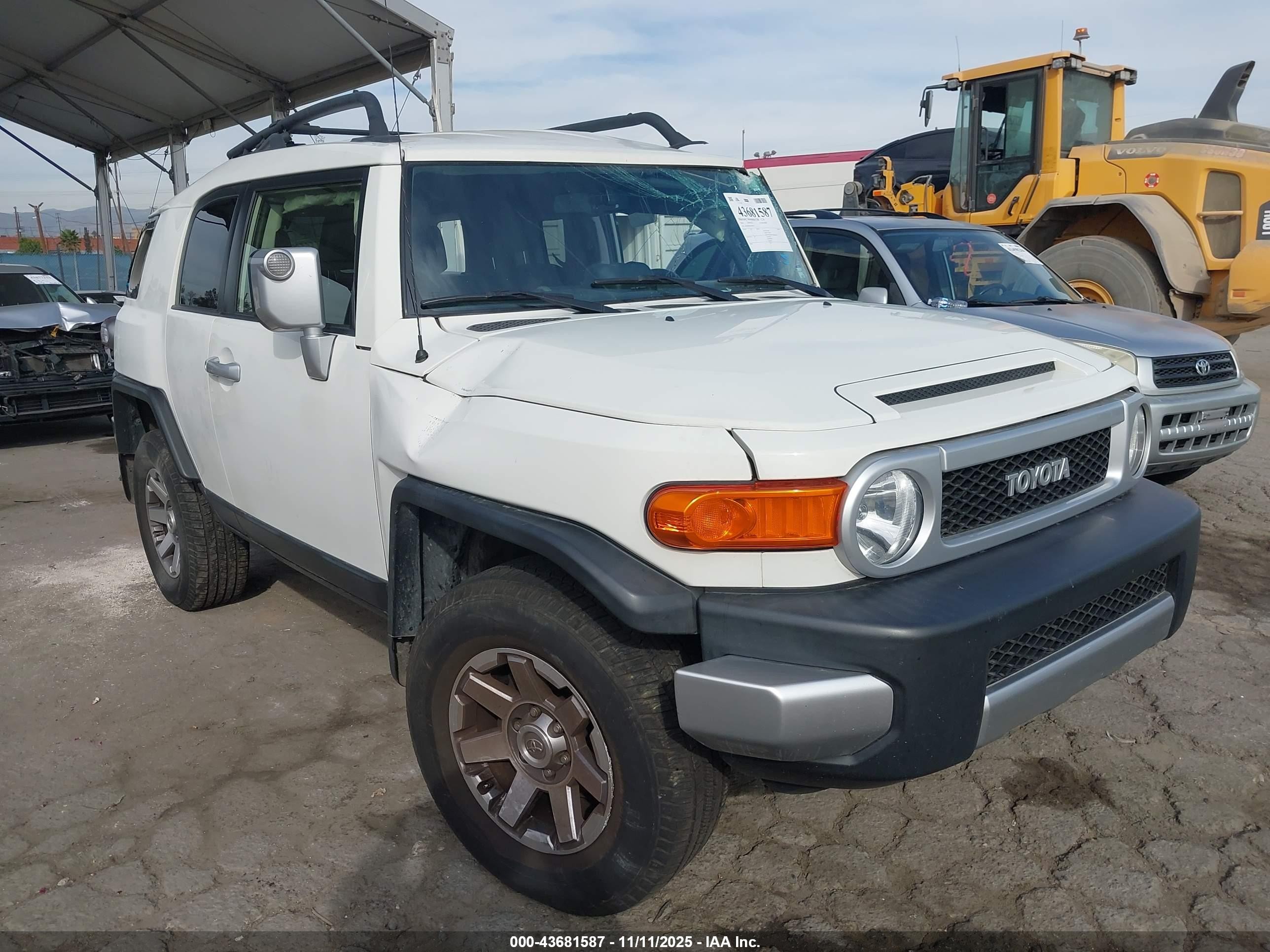 2014 Toyota FJ Cruiser, VIN JTEBU4BF4EK189751 — Side