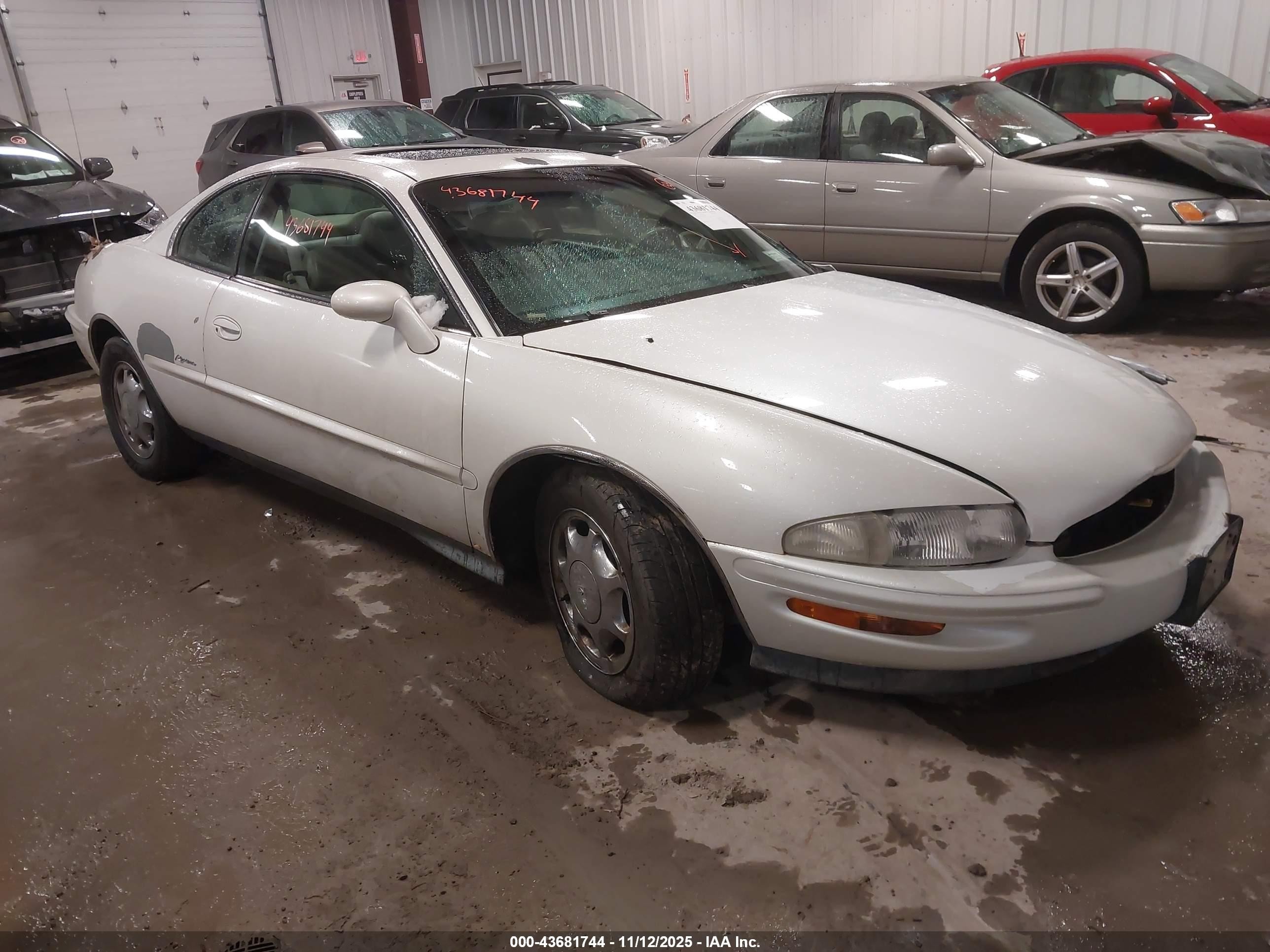 1997 Buick Riviera, VIN 1G4GD2218V4715463 — Front end