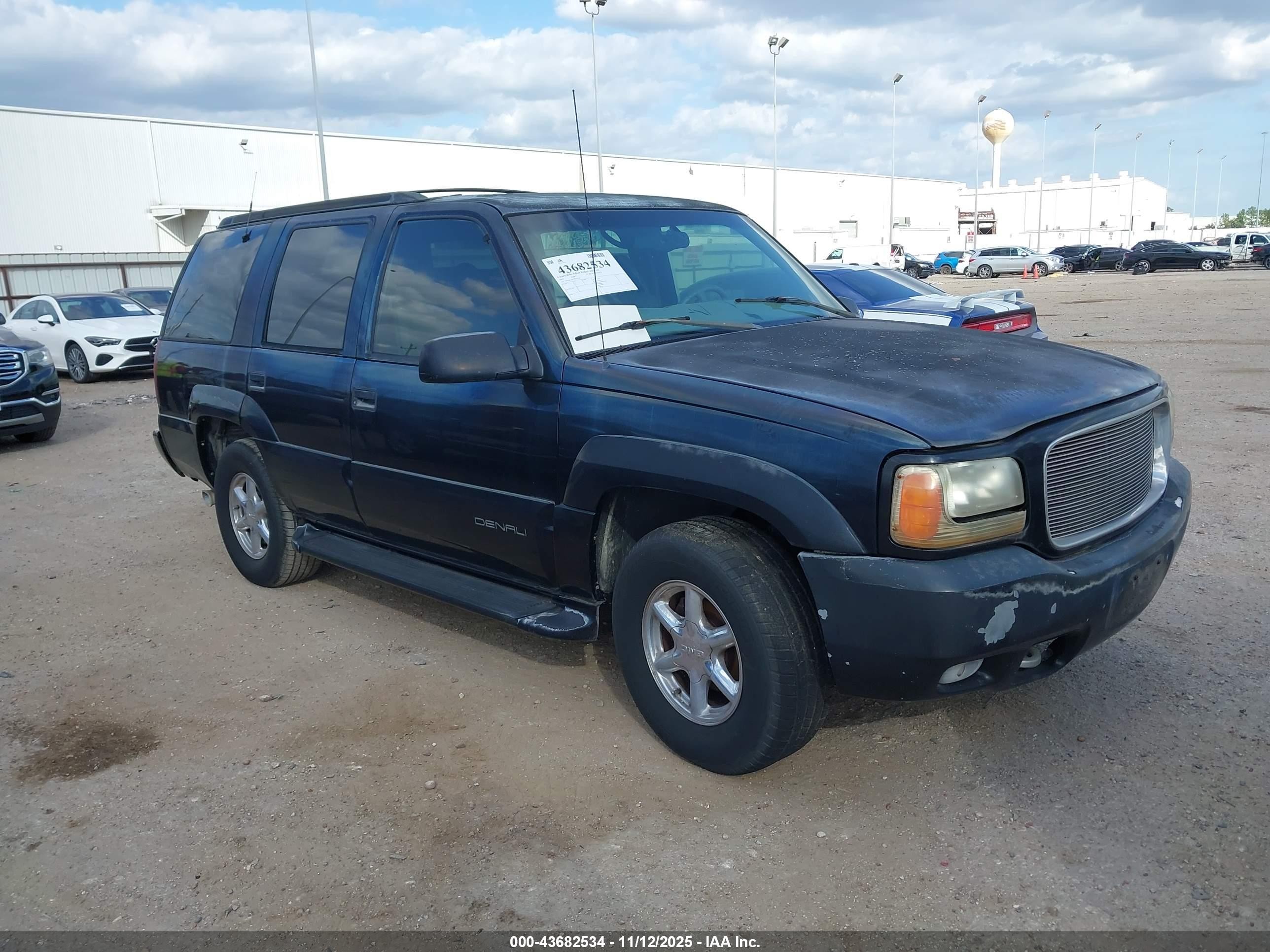 2000 GMC Denali, VIN 1GKEK13R7YR103220 — Бок