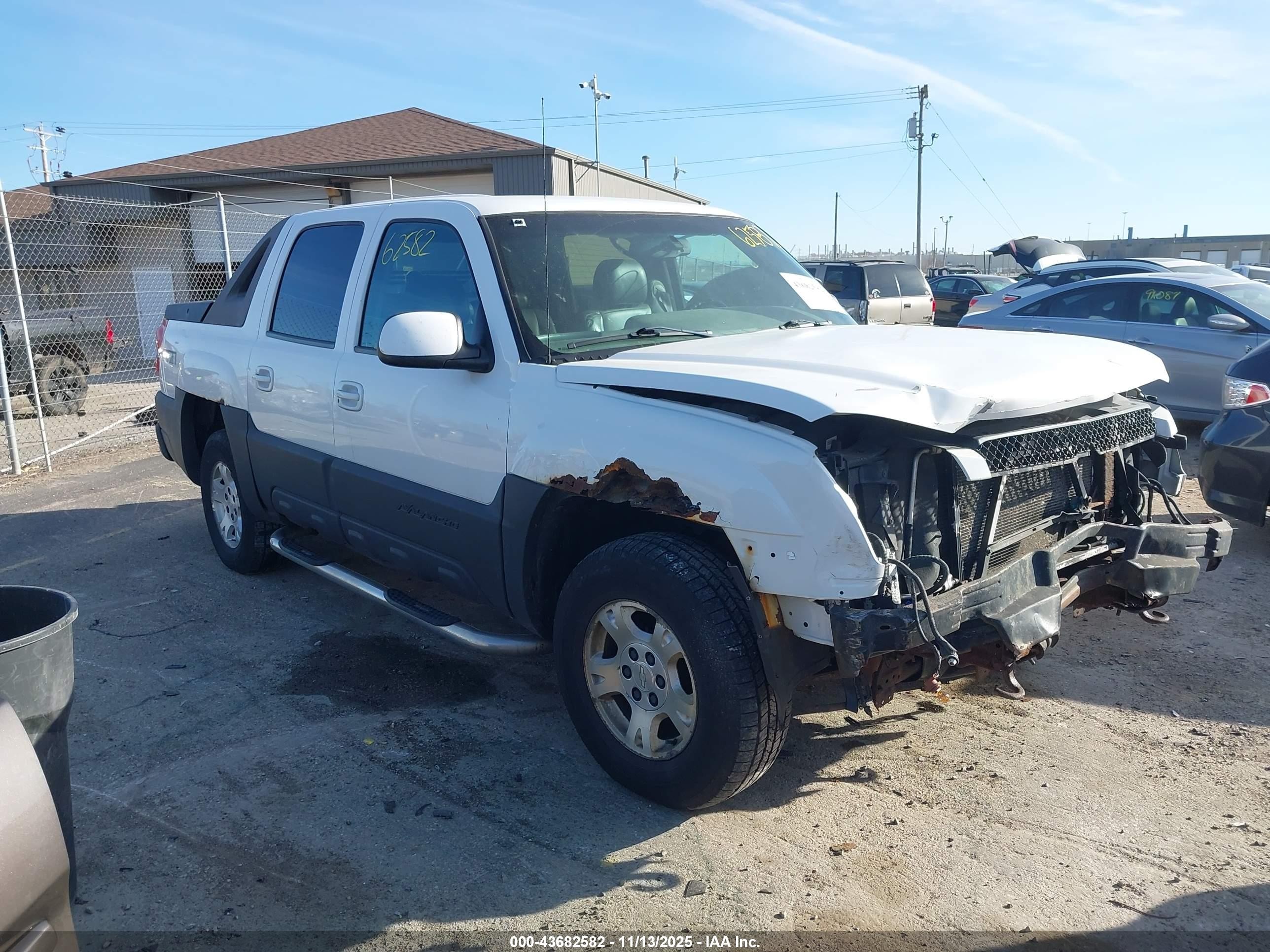 2003 Chevrolet Avalanche, VIN 3GNEK13T13G145017 — Front end
