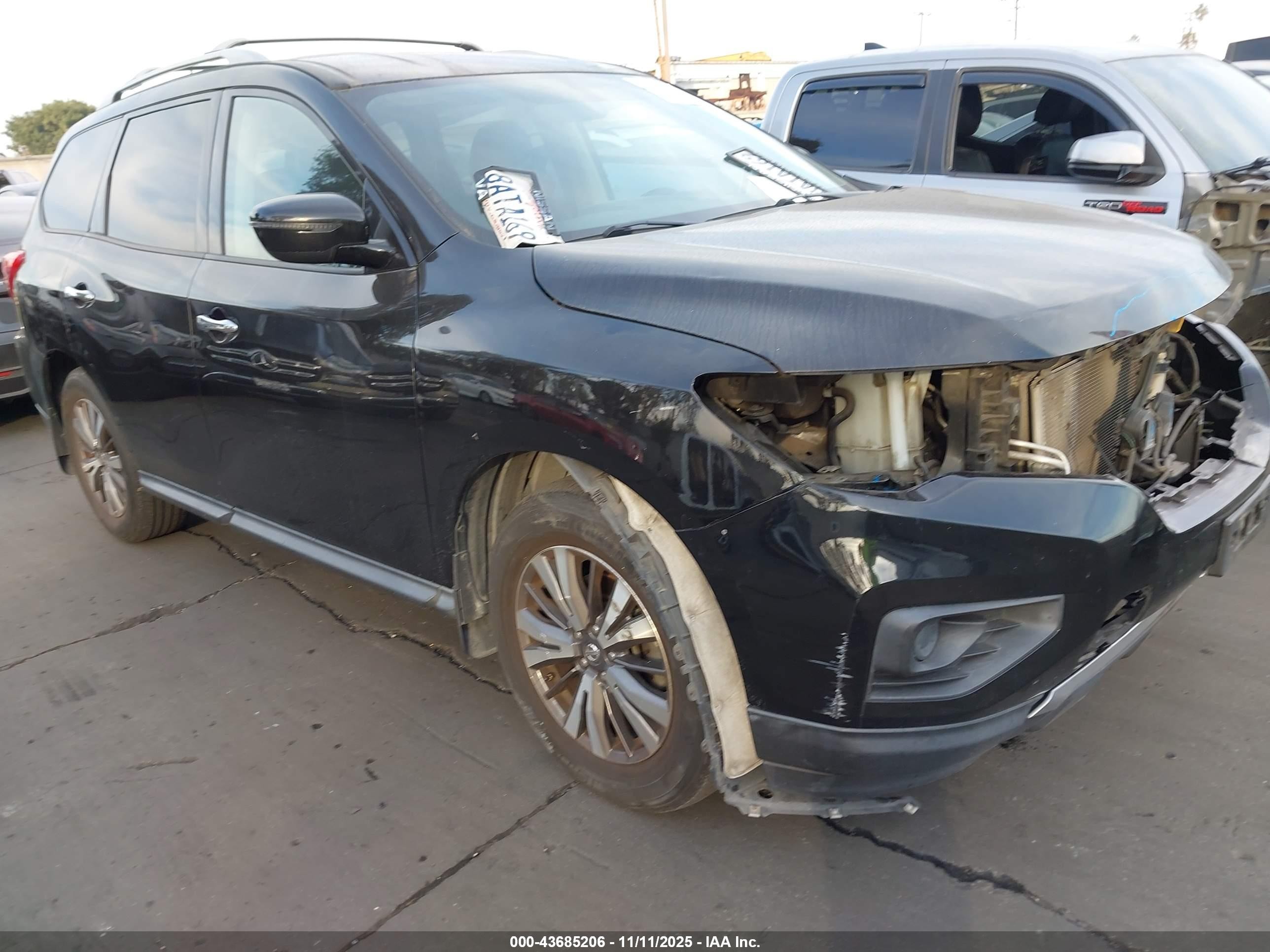2017 Nissan Pathfinder SV, VIN 5N1DR2MN7HC913210 — Перед