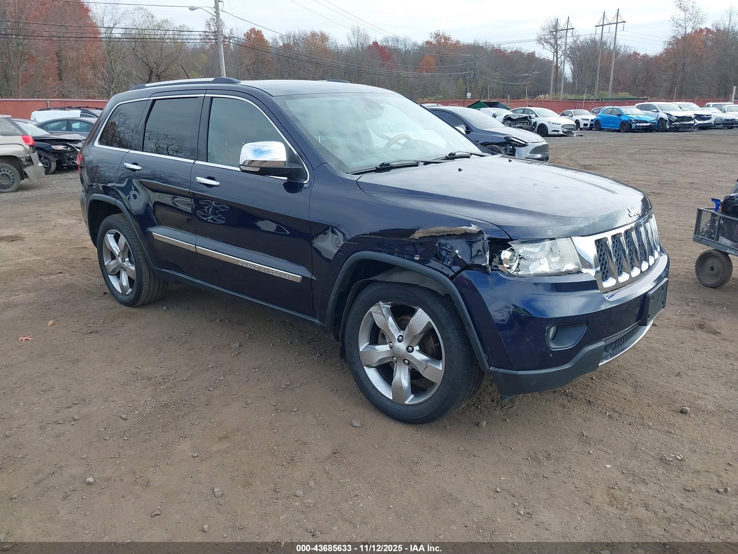 2013 Jeep Grand Cherokee Overland, VIN 1C4RJFCG2DC644152 — Side