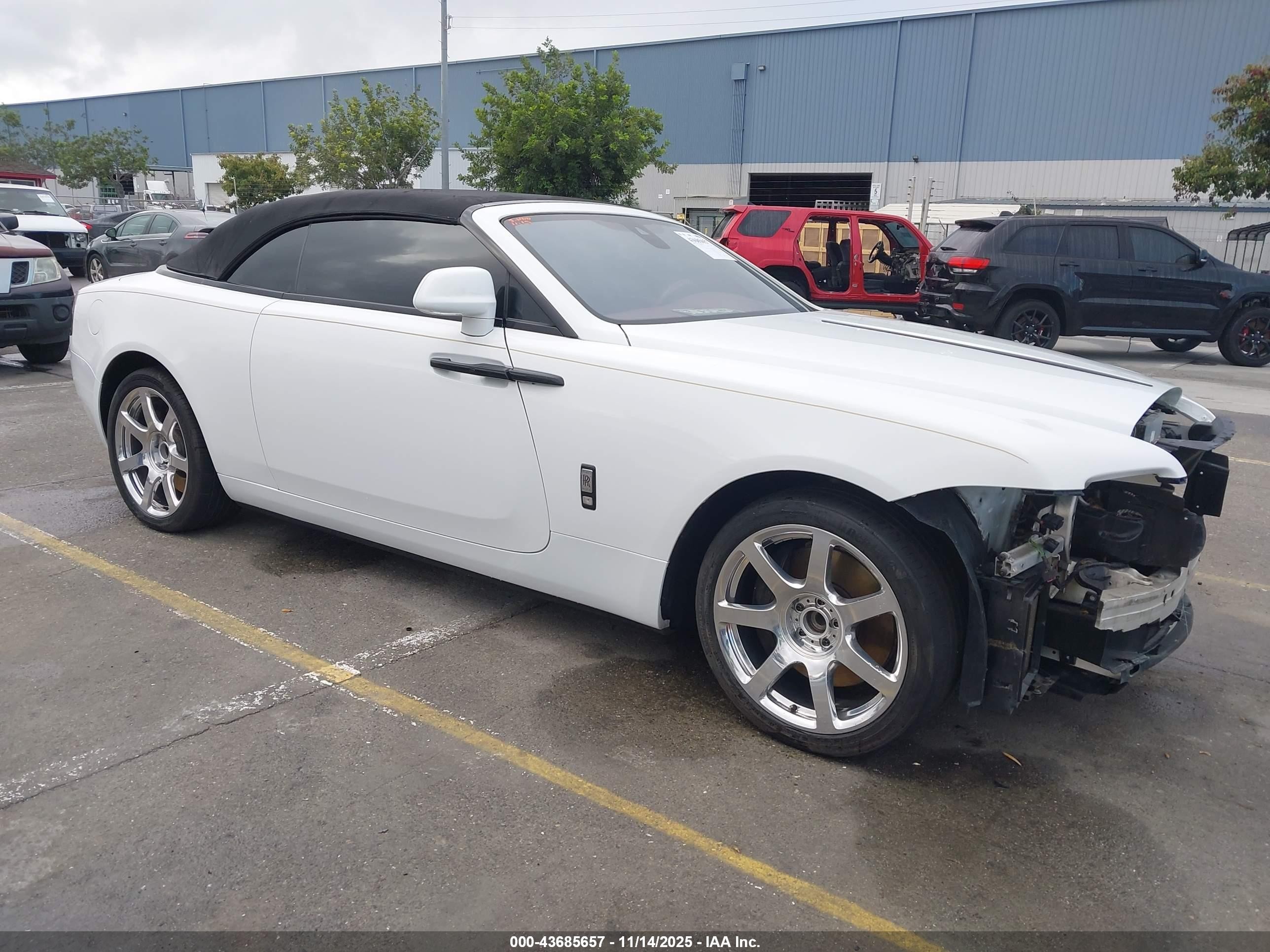 2016 Rolls-Royce Dawn, VIN SCA666D51GU102399 — Front end