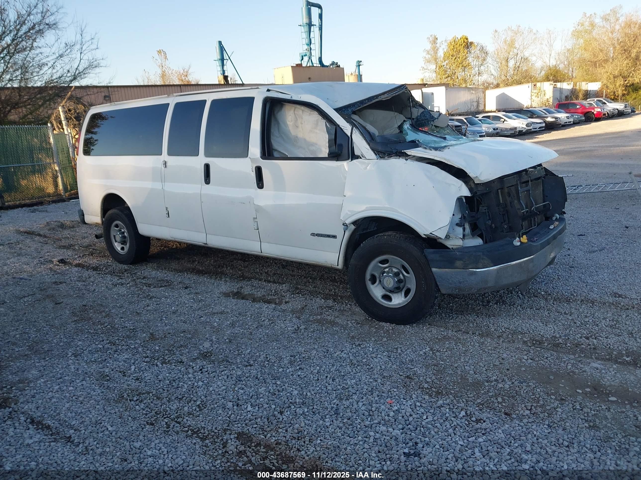 2014 Chevrolet Express Passenger LT, VIN 1GAZG1FGXE1204070 — Front end