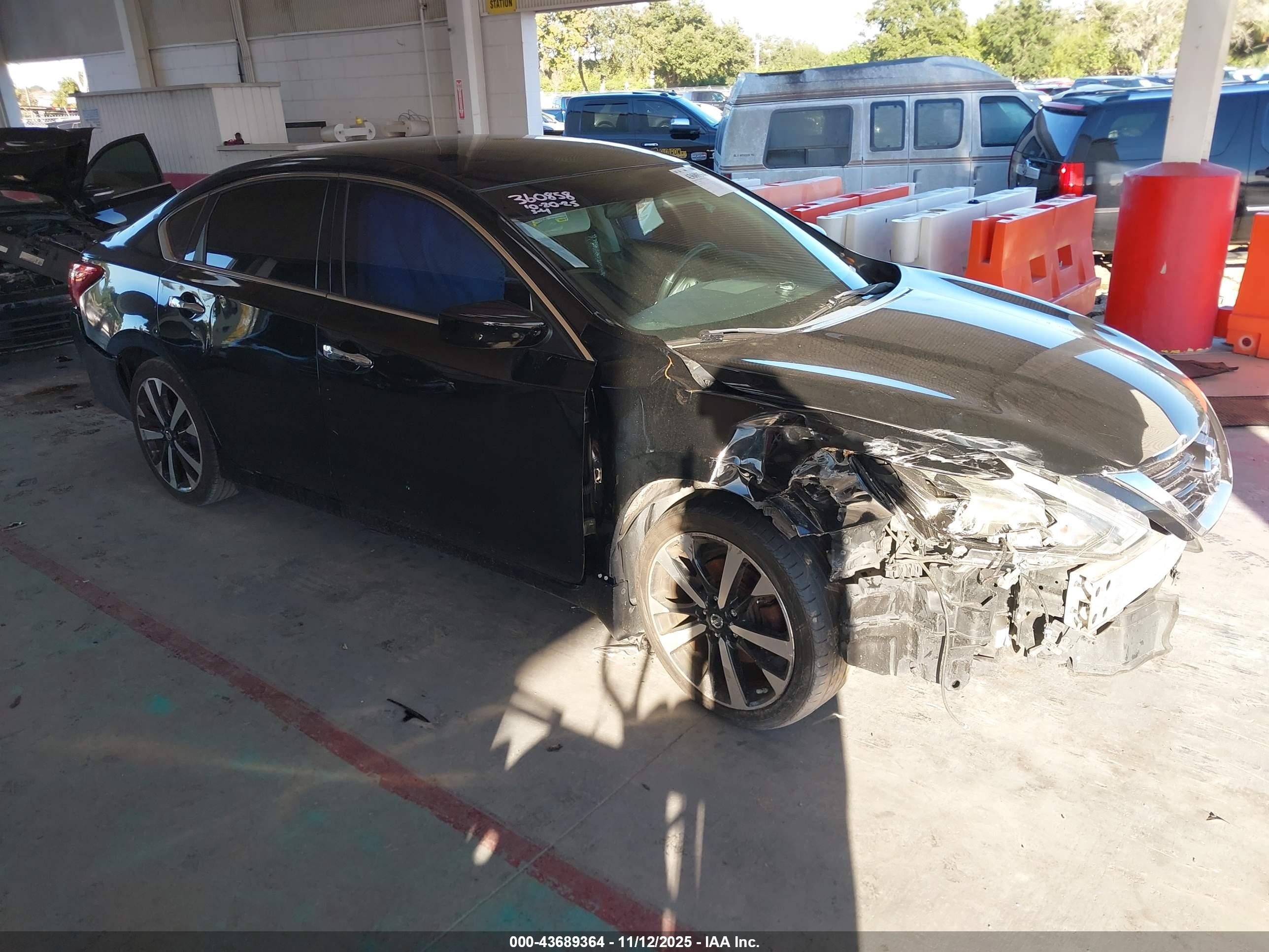 2018 Nissan Altima SV, VIN 1N4AL3AP7JC137595 — Front end