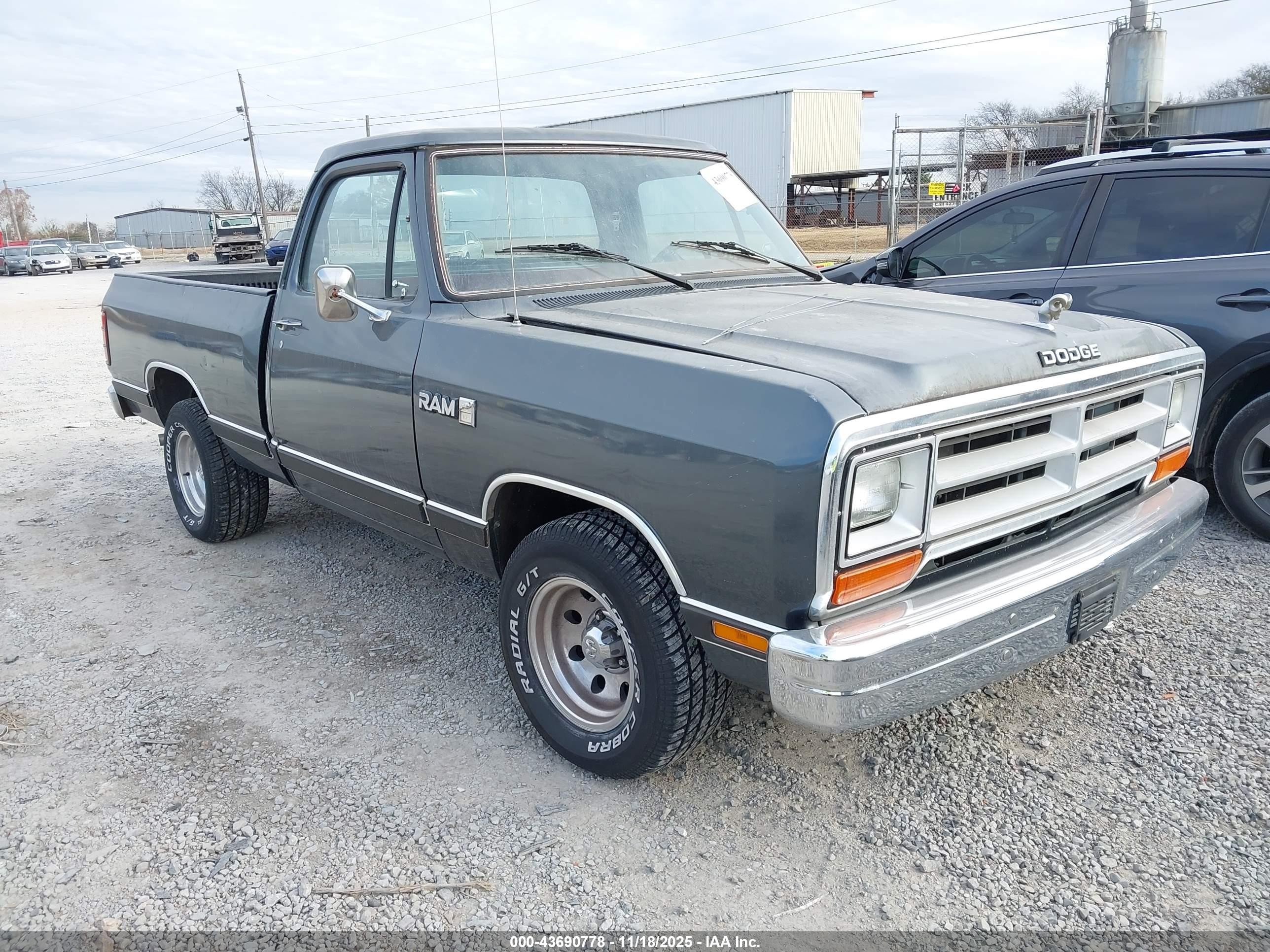 1987 Dodge D Series, VIN 1B7FD04T4HS490638 — Бок
