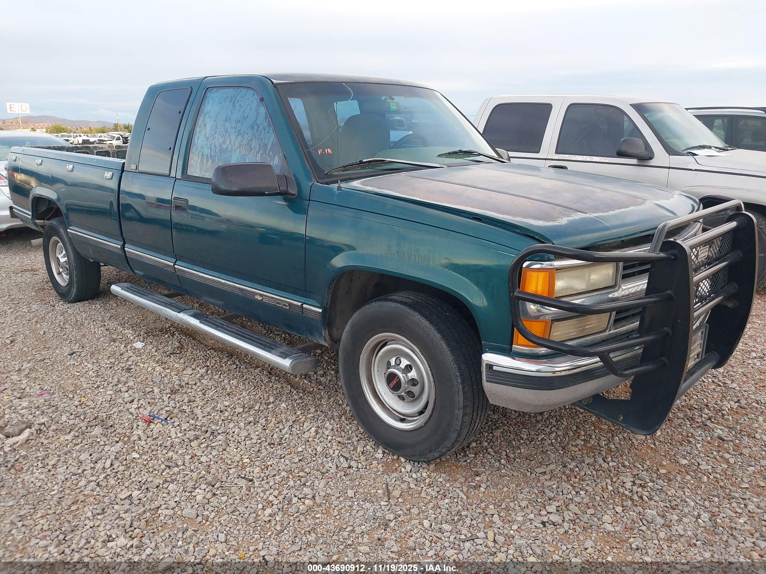 1996 Chevrolet Silverado 2500, VIN 1GCGC29J3TE192938 — Side