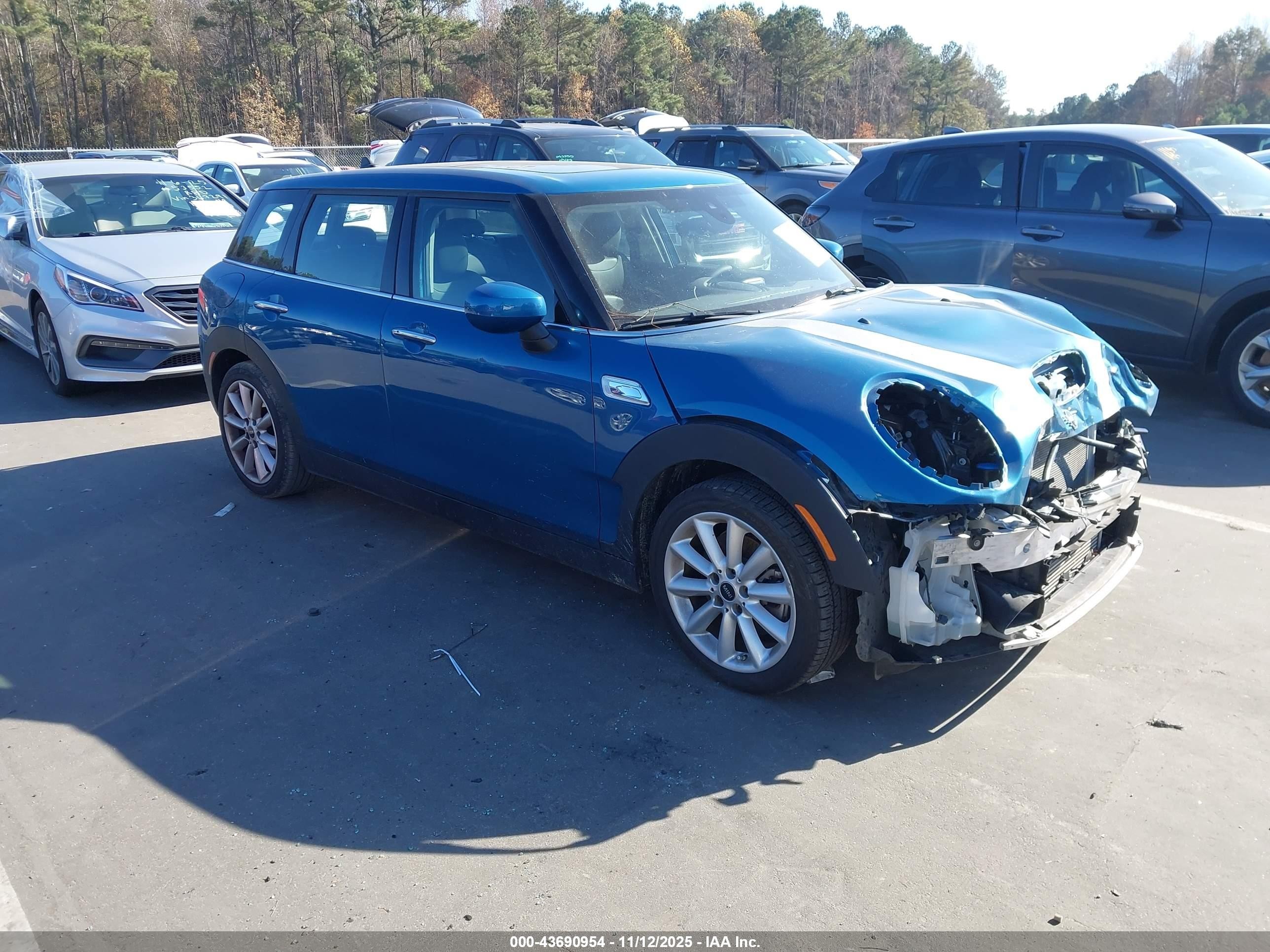 2022 MINI Clubman Cooper S, VIN WMWLV7C04N2R36201 — Перед