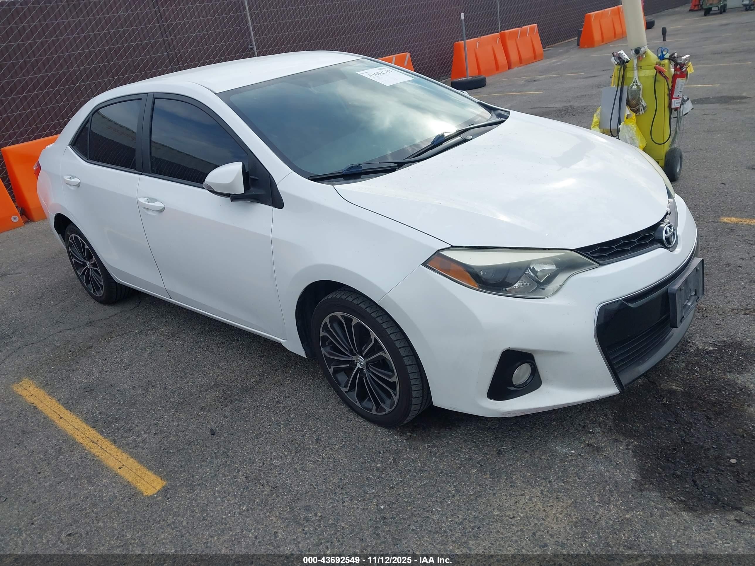 2015 Toyota Corolla S Plus, VIN 5YFBURHE4FP260613 — Side