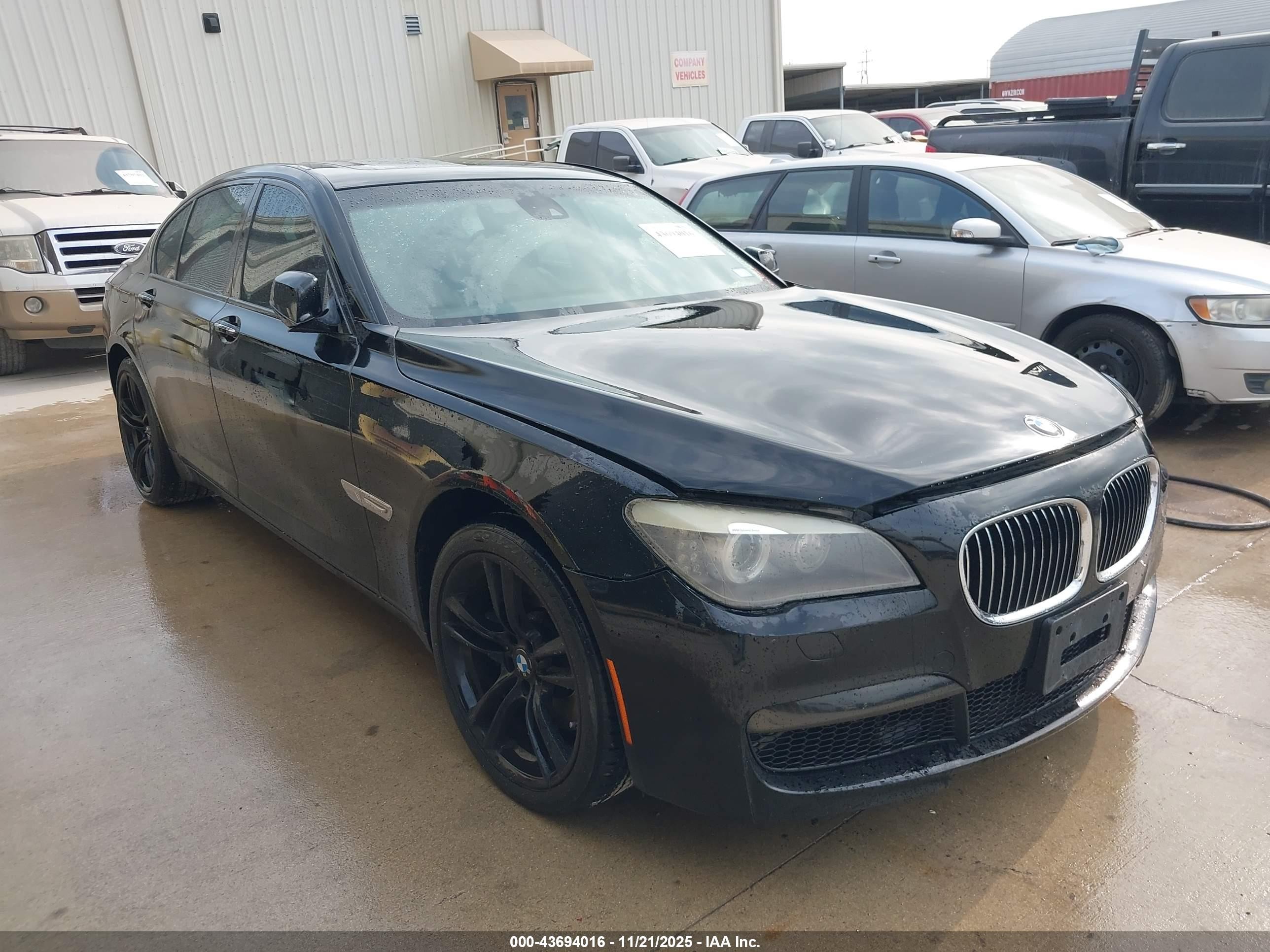 2011 BMW 7 Series 750i, VIN WBAKA8C54BCY37215 — Бок
