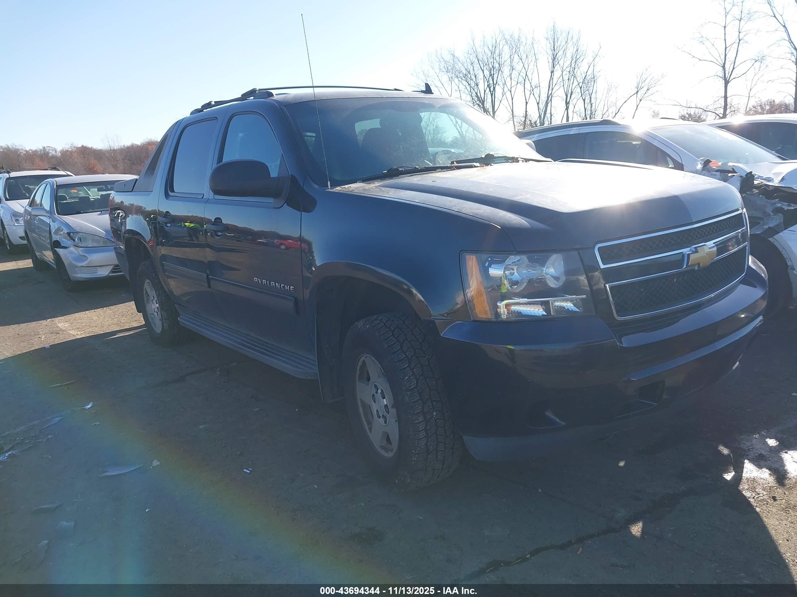 2012 Chevrolet Avalanche LS, VIN 3GNTKEE73CG303002 — Перед