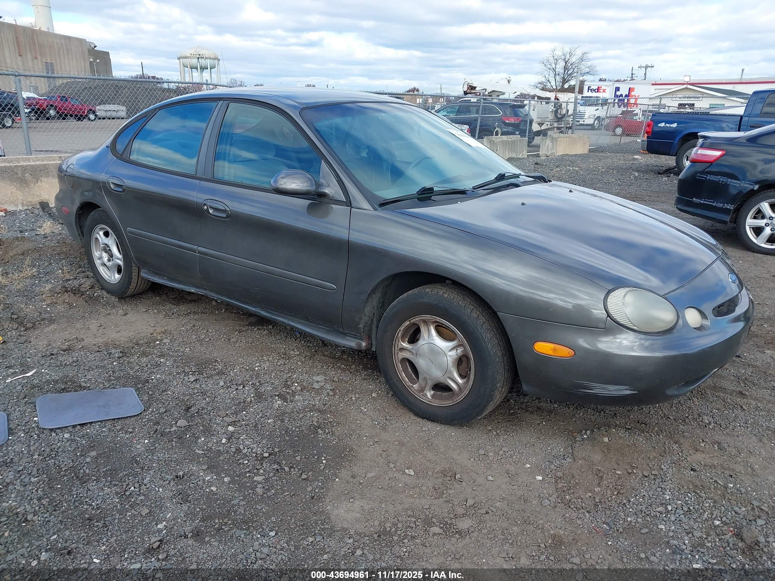 1996 Ford Taurus GL, VIN 1FALP52U9TA199317 — Front end