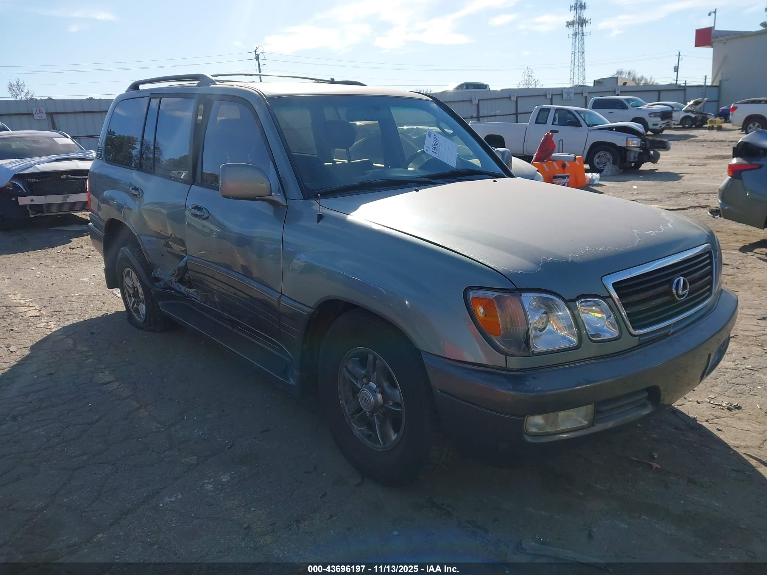 2001 Lexus LX 470, VIN JTJHT00W113503399 — Side