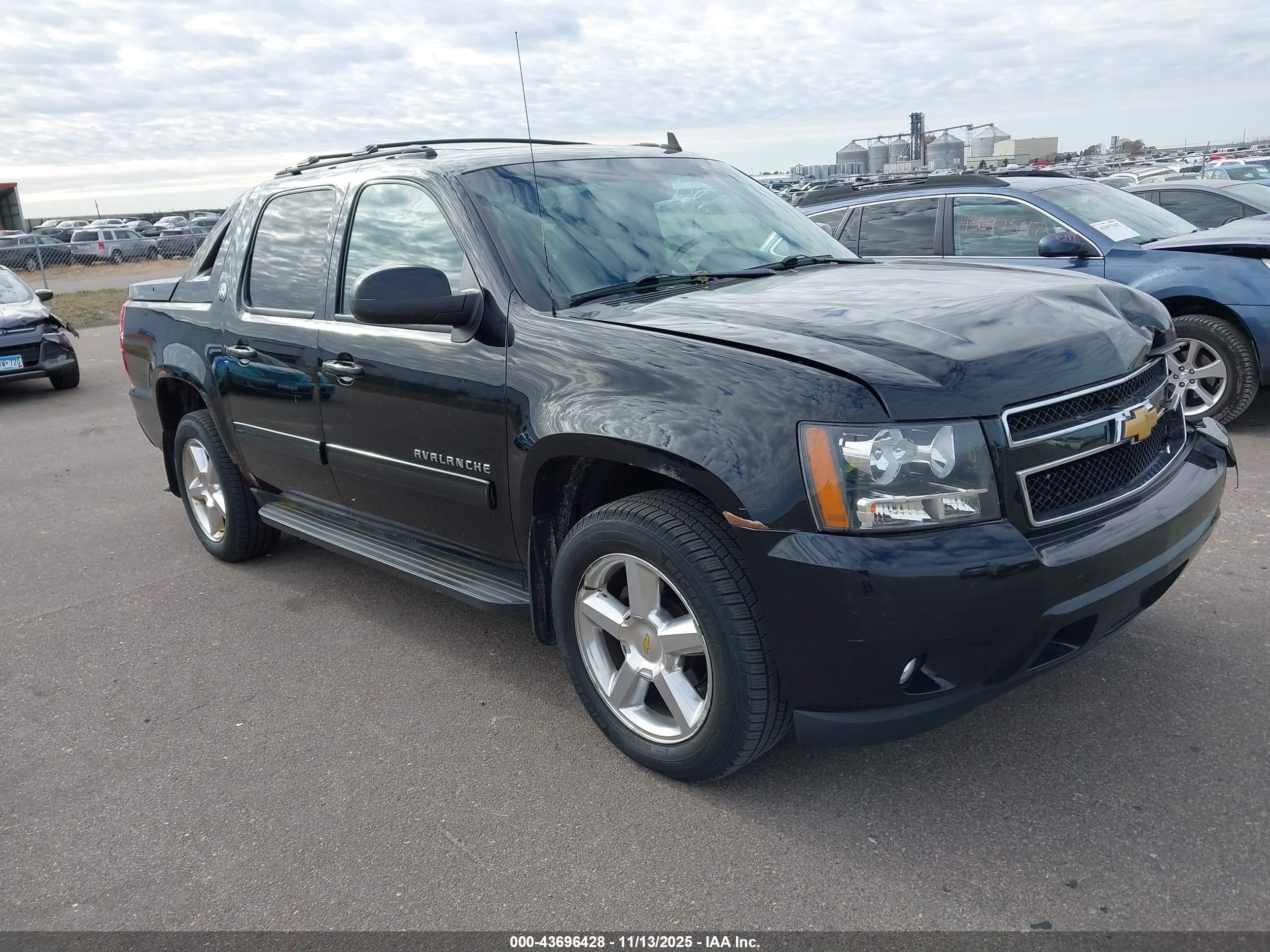 2013 Chevrolet Avalanche LT, VIN 3GNTKFE77DG330808 — Front end