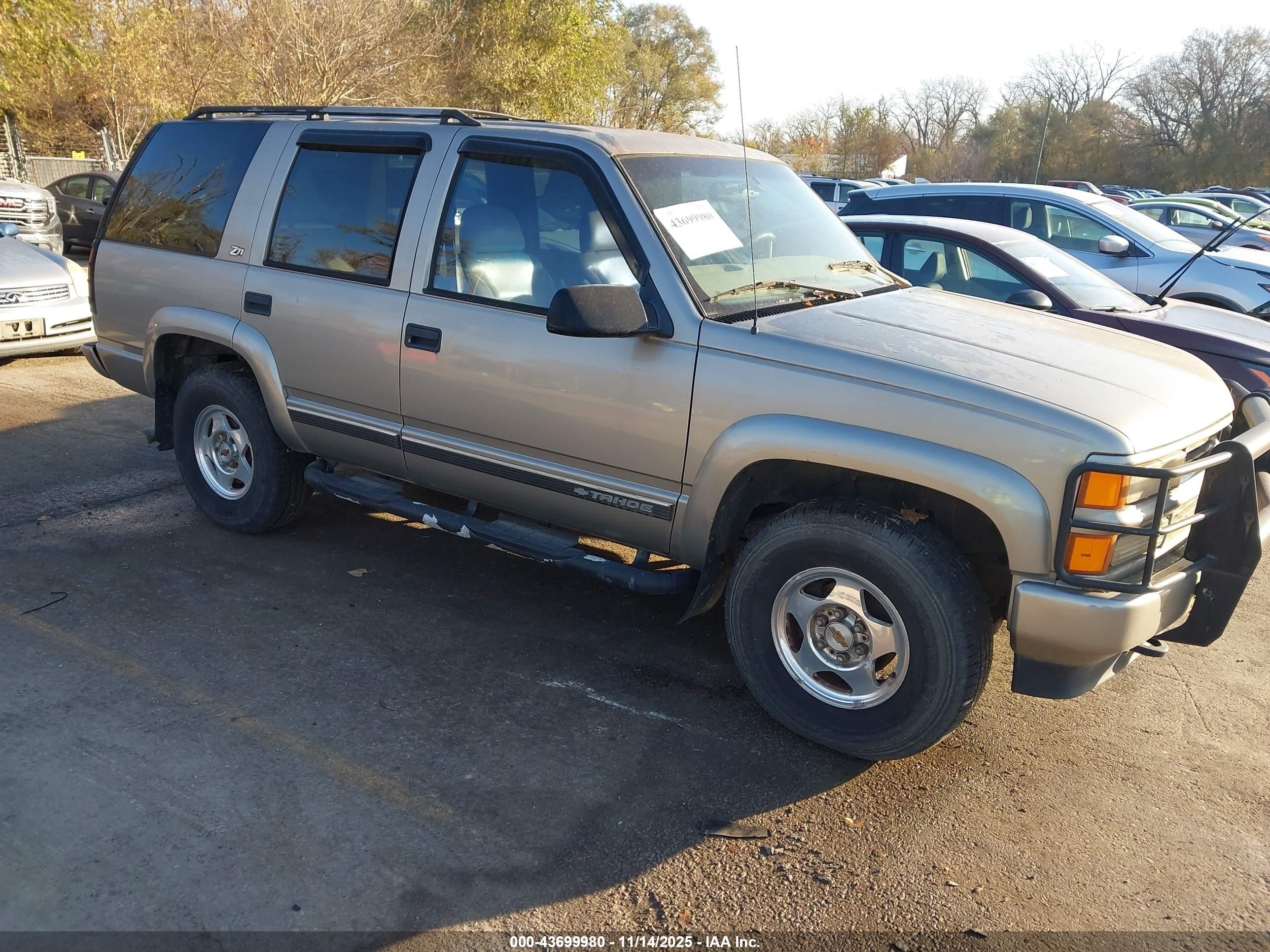 2000 Chevrolet Tahoe Z71, VIN 1GNEK13R1YR152903 — Normal wear