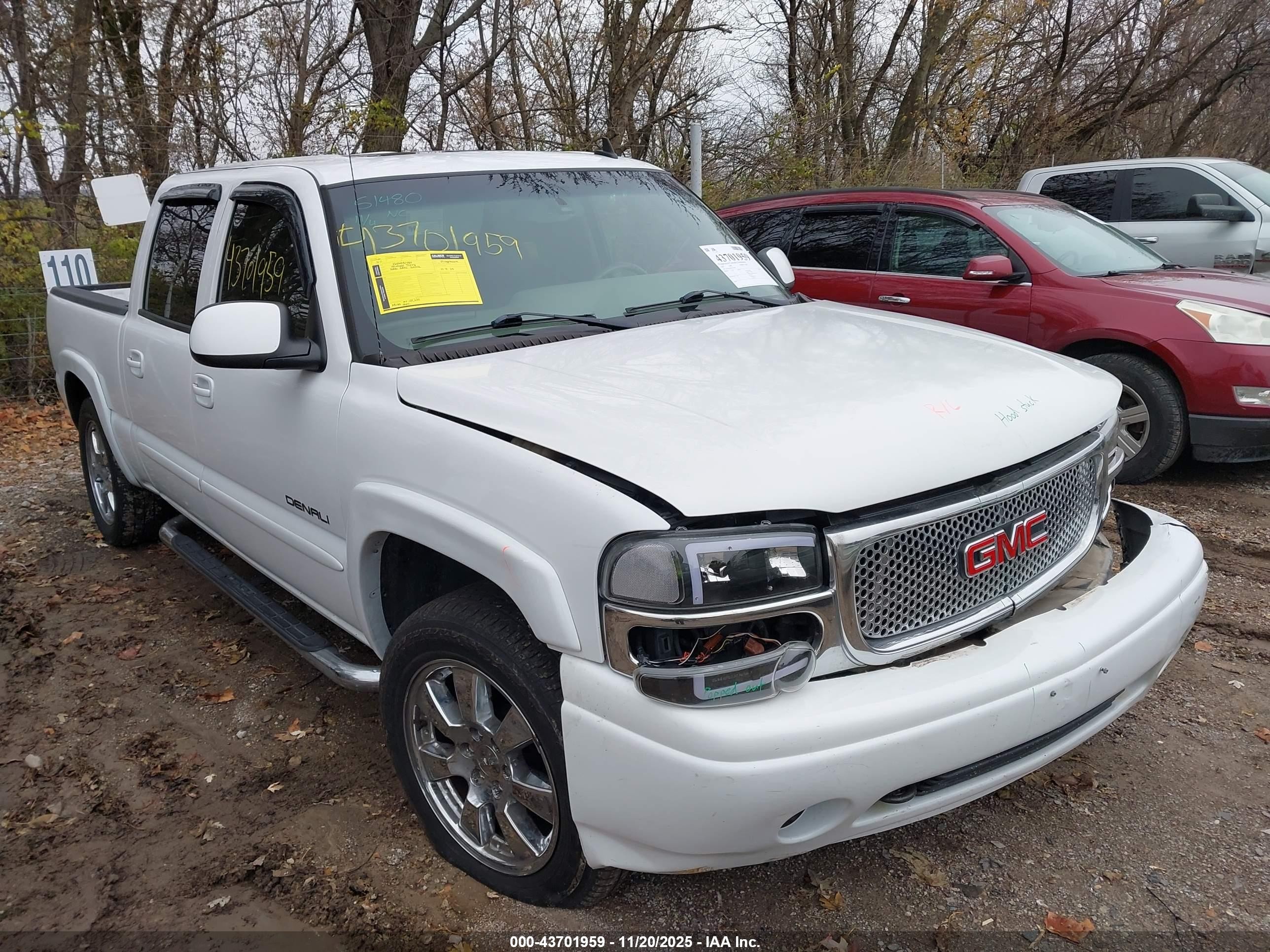 2006 GMC Sierra Denali, VIN 2GTEK63NX61121304 — Front end