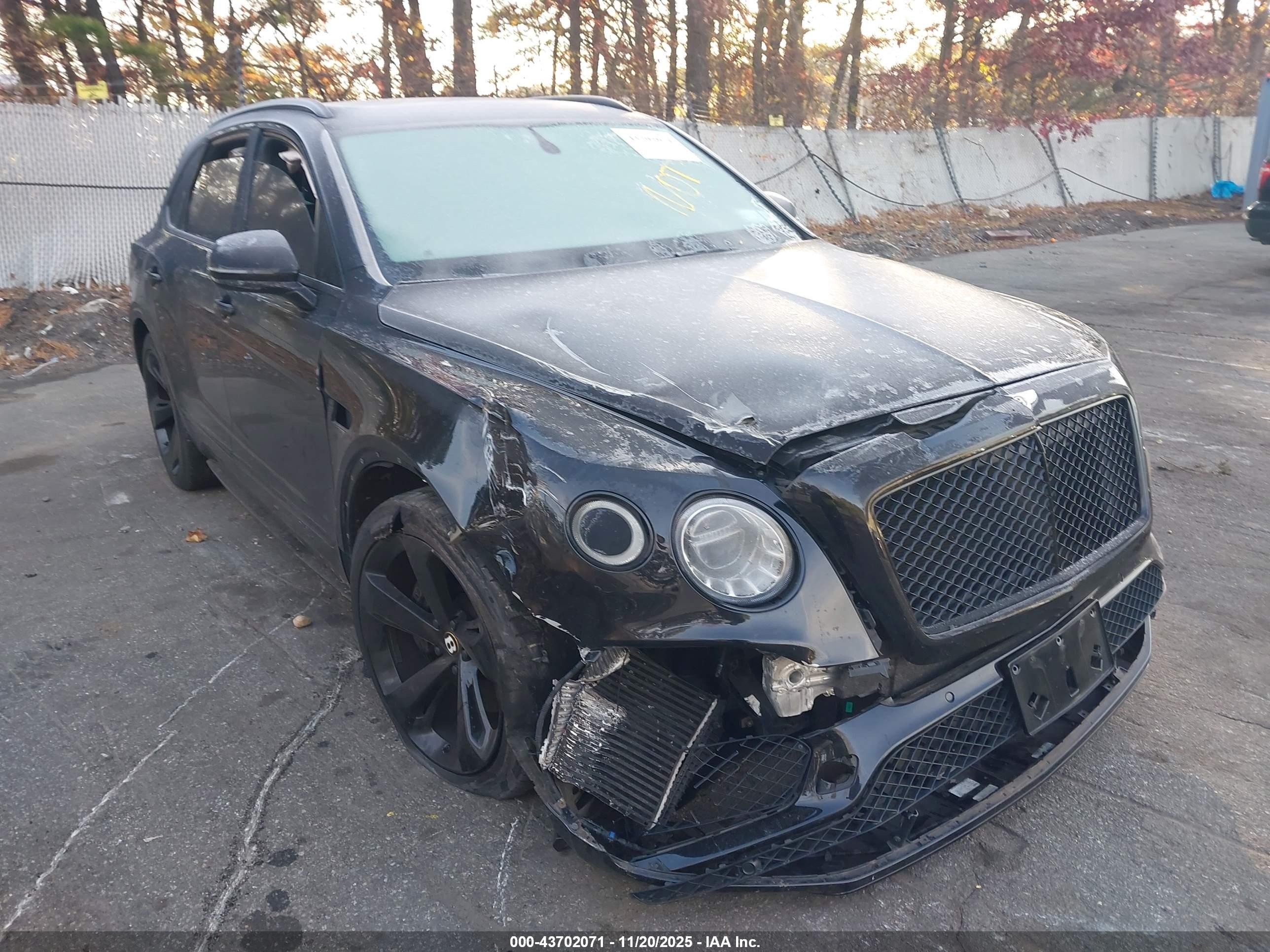 2019 Bentley Bentayga V8, VIN SJAAM2ZV5KC027054 — Front end