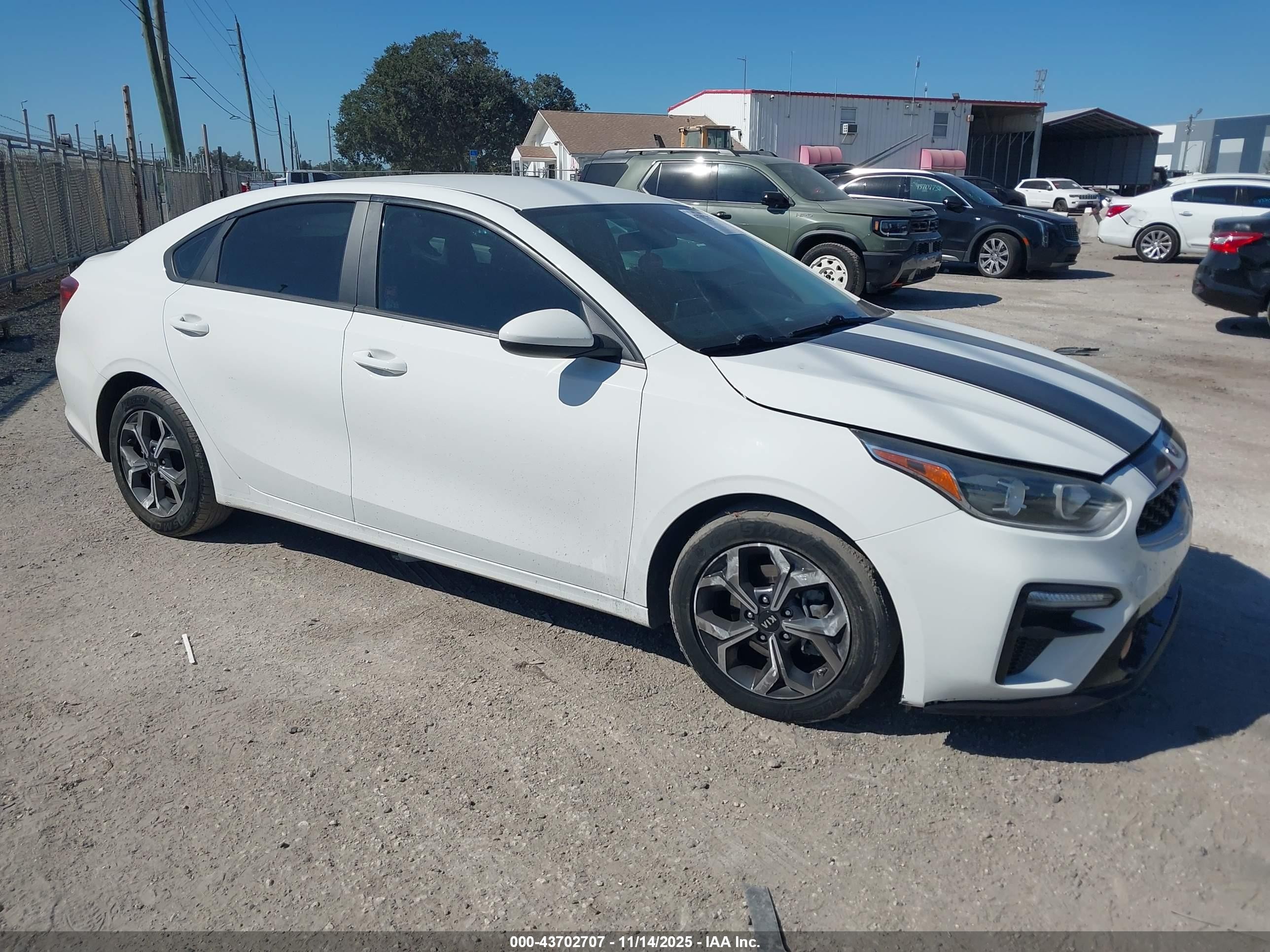 2021 Kia Forte LXS, VIN 3KPF24AD8ME335131 — Front end