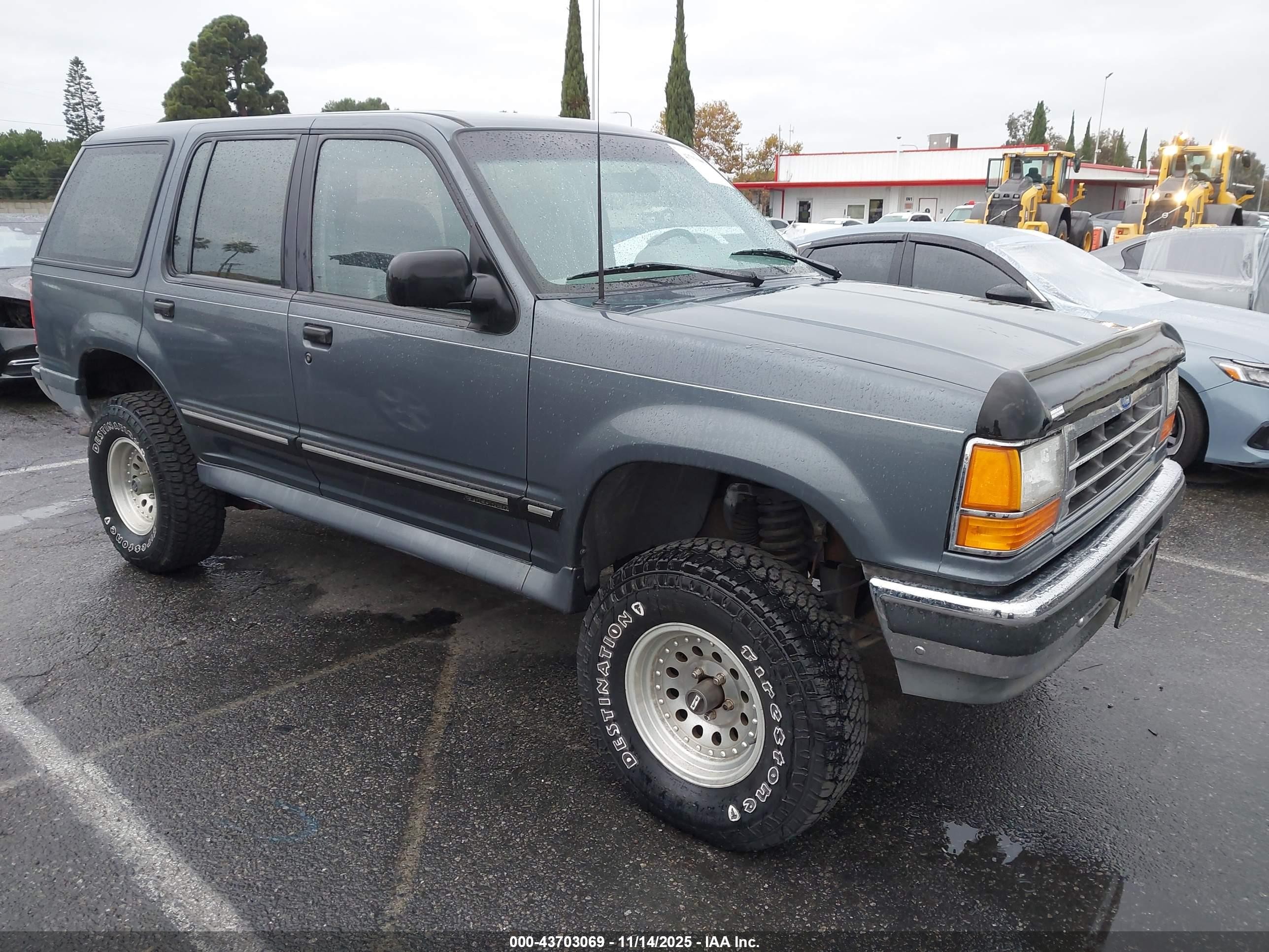 1994 Ford Explorer Eddie Bauer, VIN 1FMDU34X7RUC57611 — Side