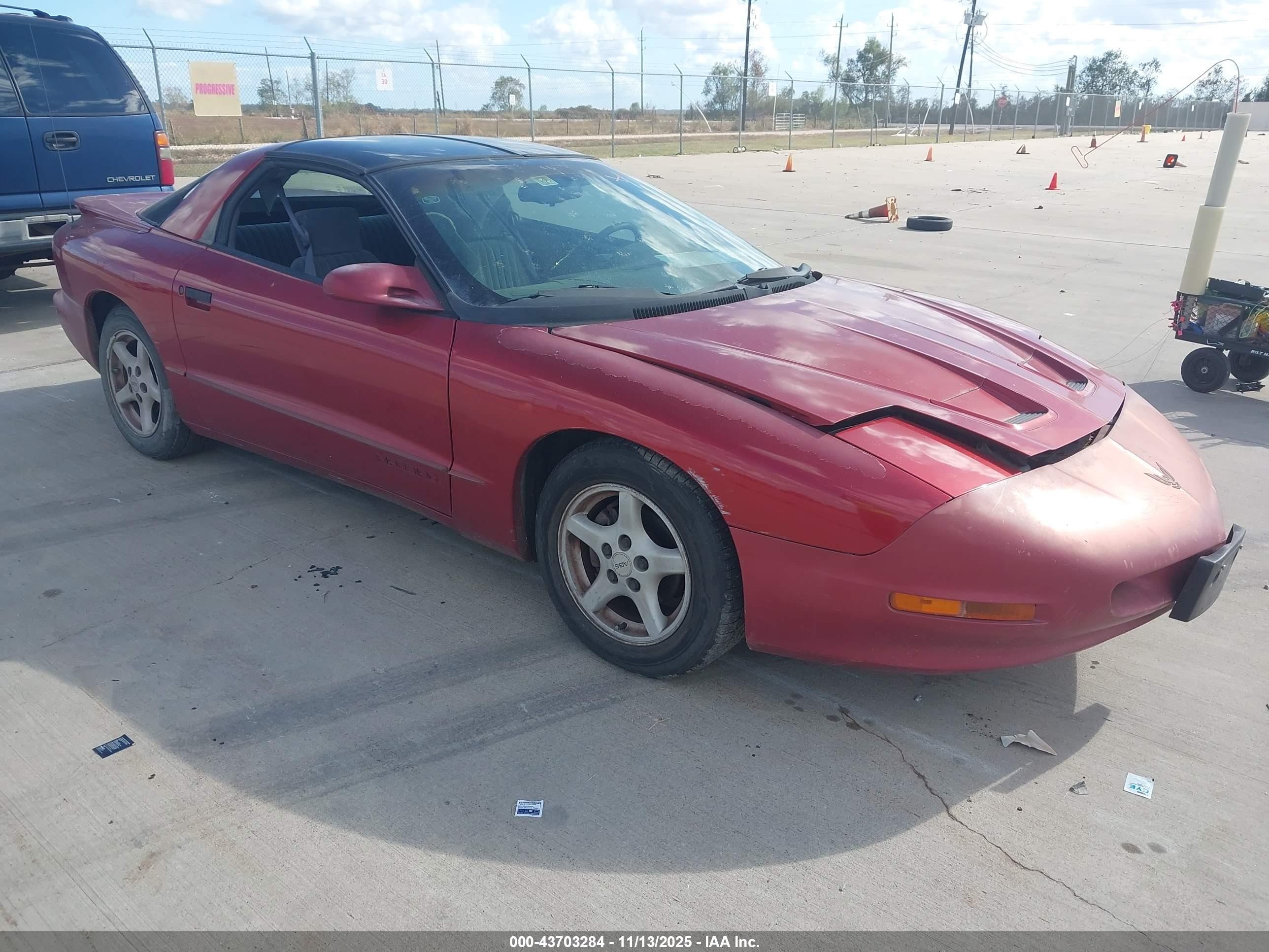 1997 Pontiac Firebird Firebird, VIN 2G2FS22K6V2216461 — Side