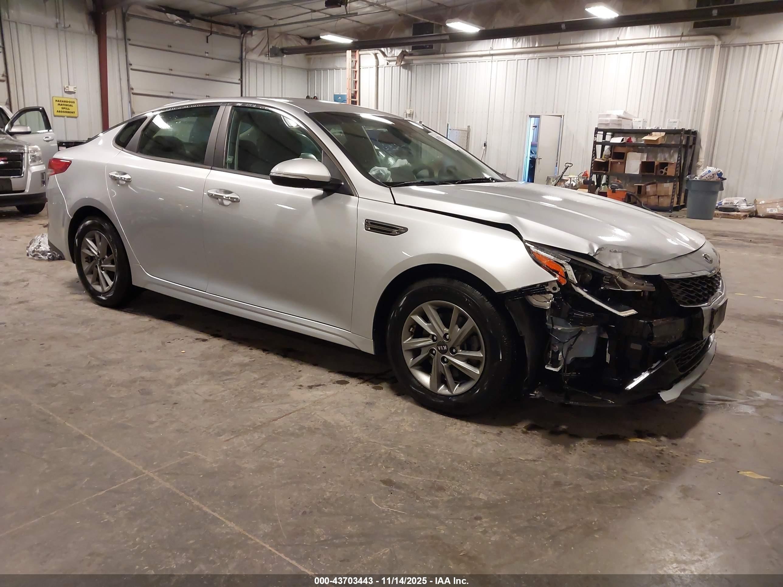 2019 Kia Optima S, VIN 5XXGT4L35KG282933 — Front end