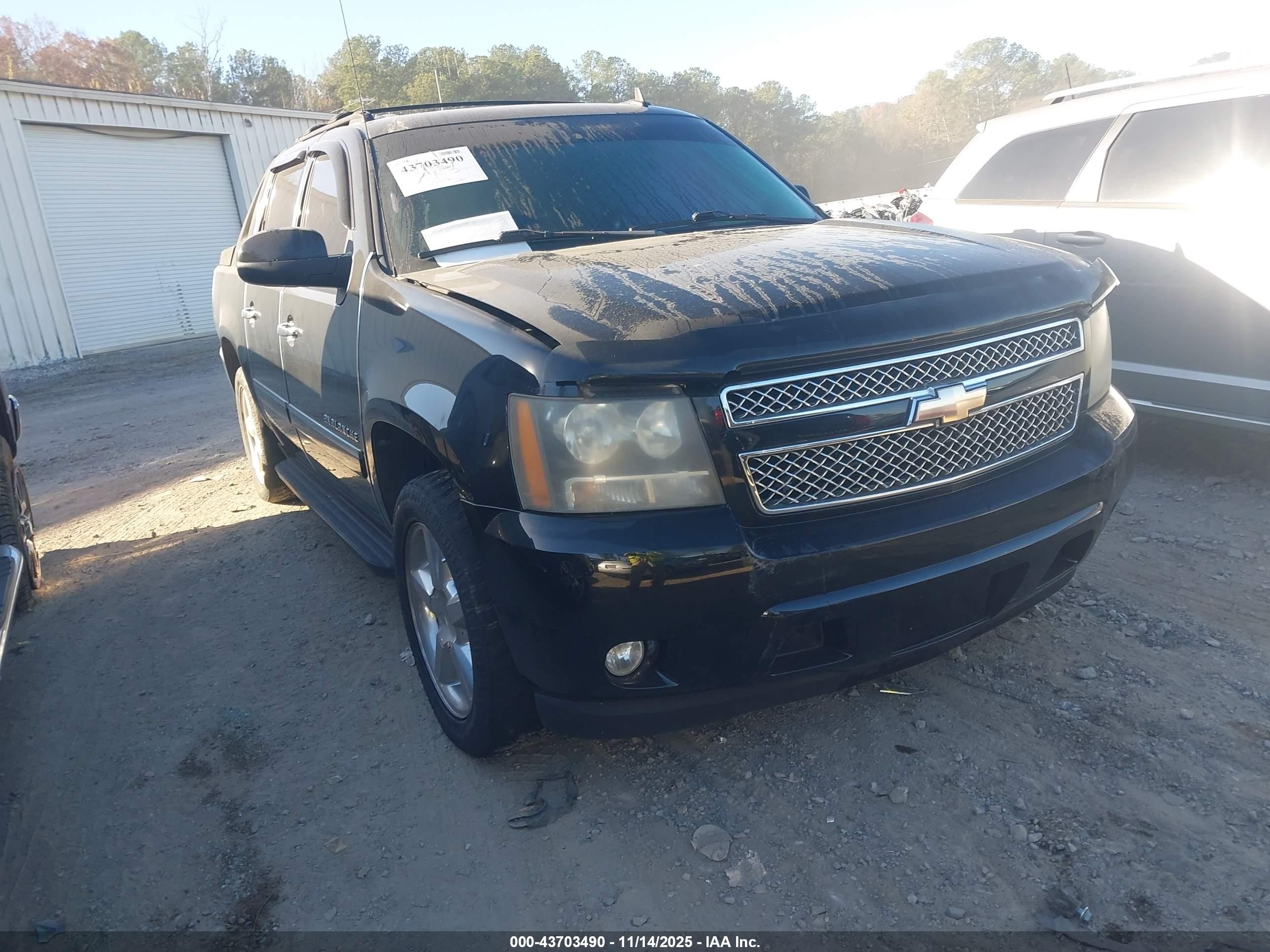 2011 Chevrolet Avalanche LTZ, VIN 3GNMCGE08BG102288 — Rear end