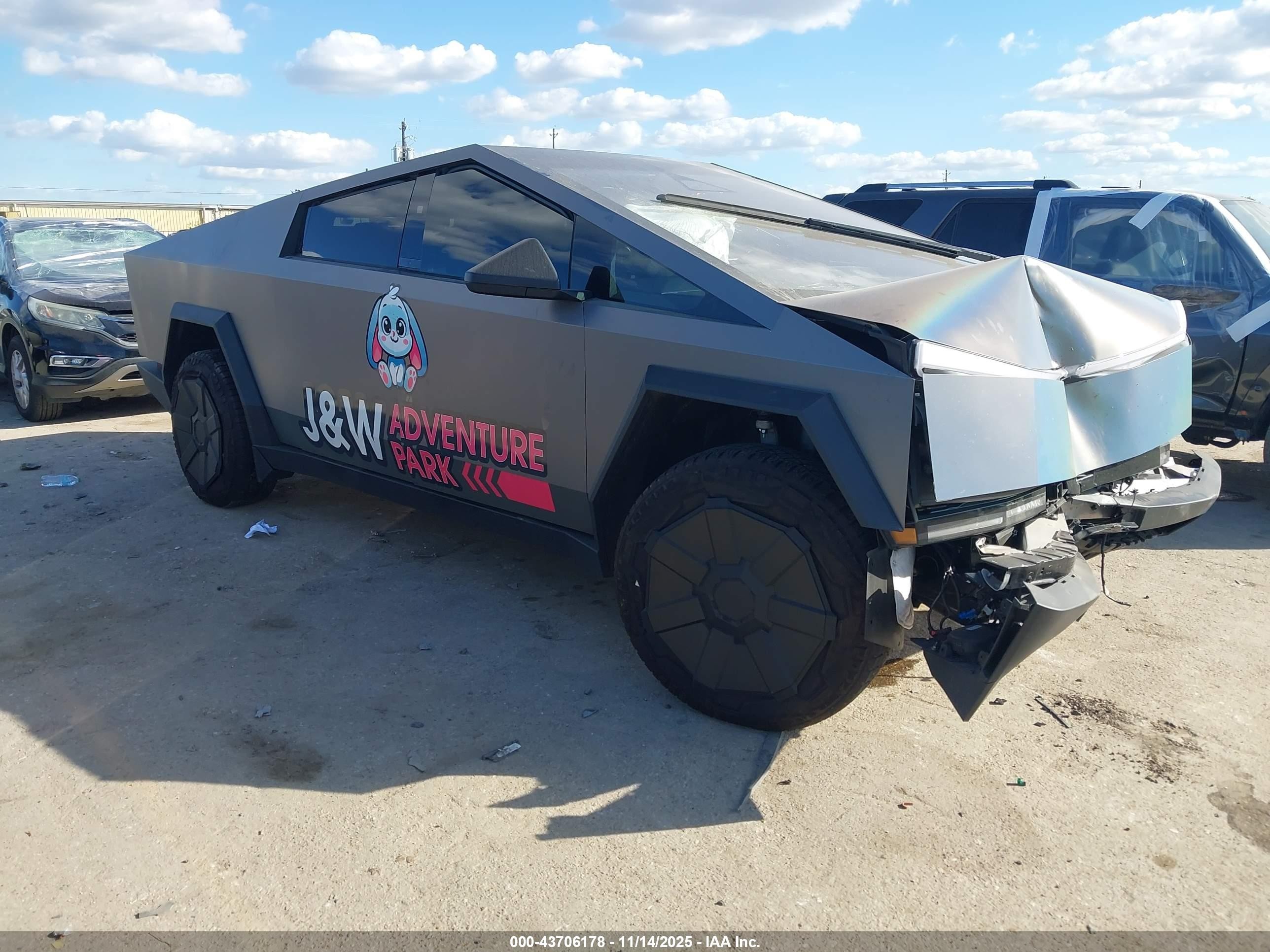2025 Tesla Cybertruck, VIN 7G2CEHED0SA076924 — Front end
