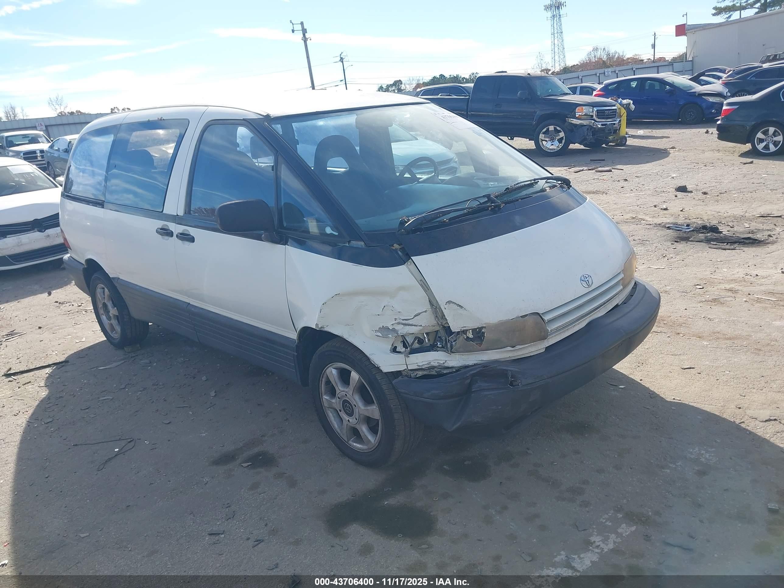 1992 Toyota Previa, VIN JT3AC11R1N1038485 — Front end