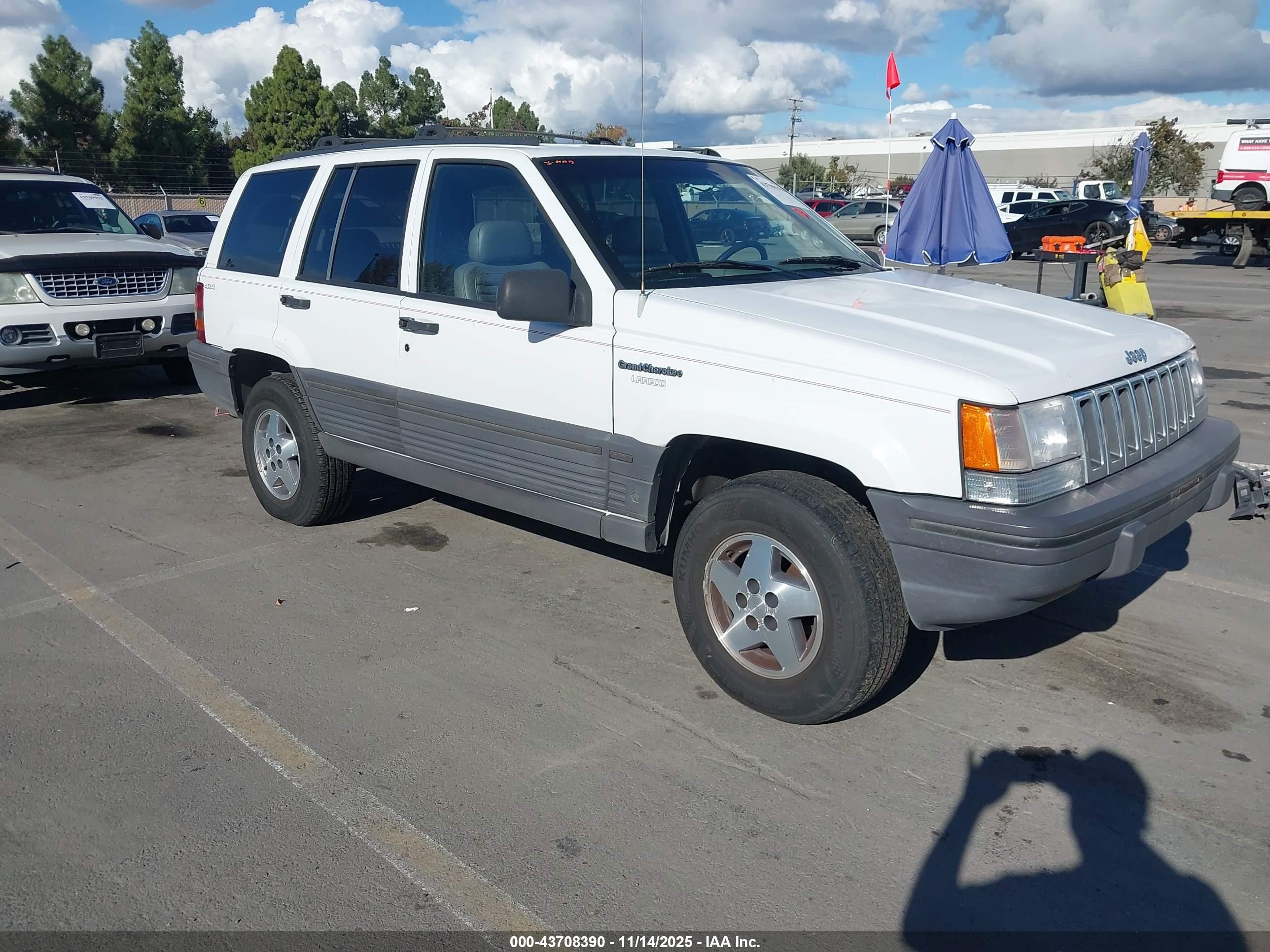 1995 Jeep Grand Cherokee Laredo, VIN 1J4GZ58Y1SC537399 — Normal wear