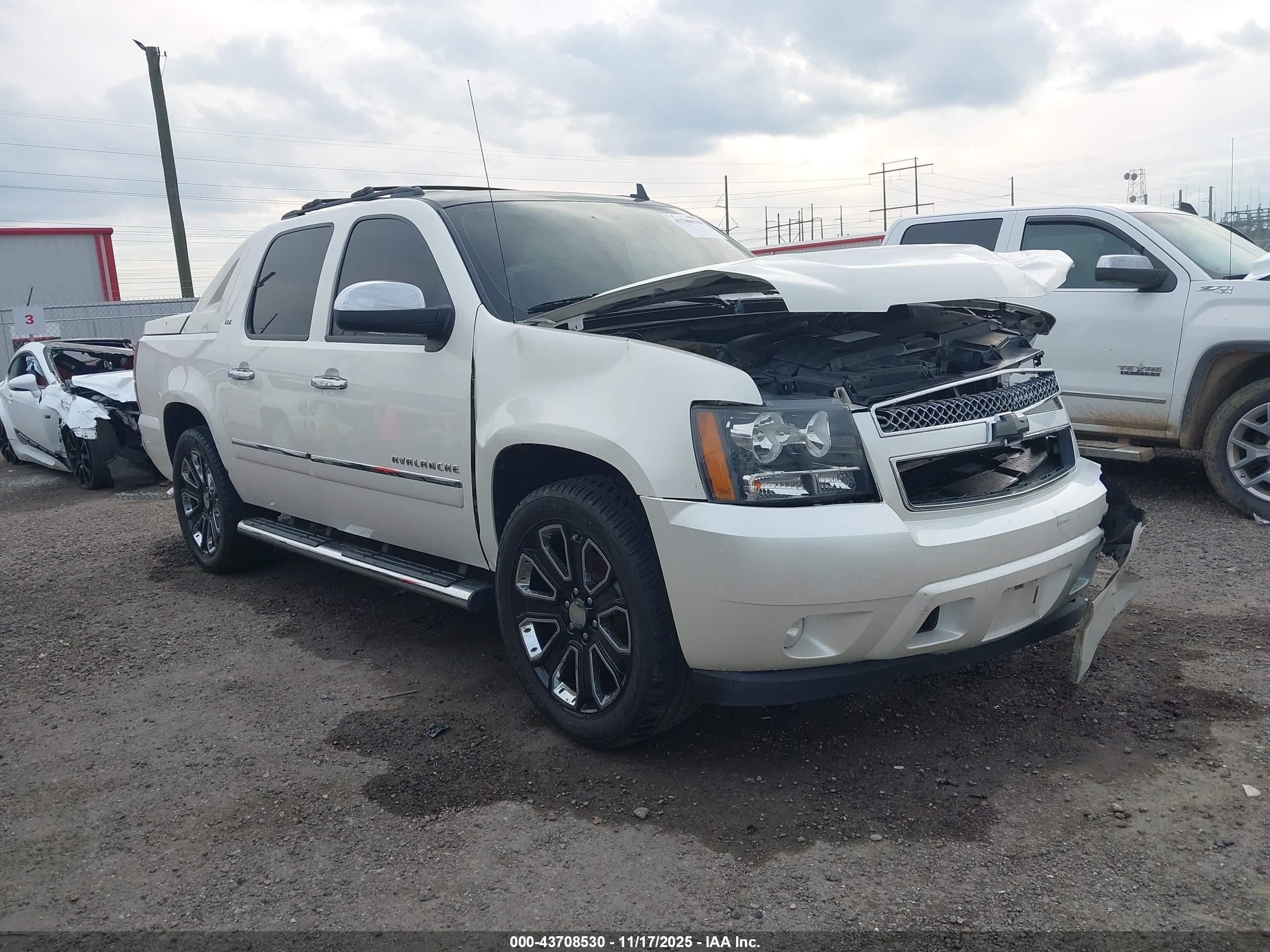 2012 Chevrolet Avalanche LTZ, VIN 3GNMCGE0XCG184705 — Перед