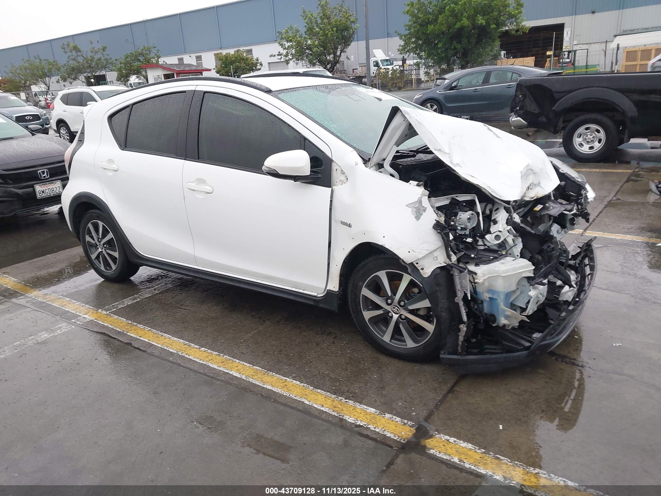2018 Toyota Prius One, VIN JTDKDTB39J1599448 — Front end