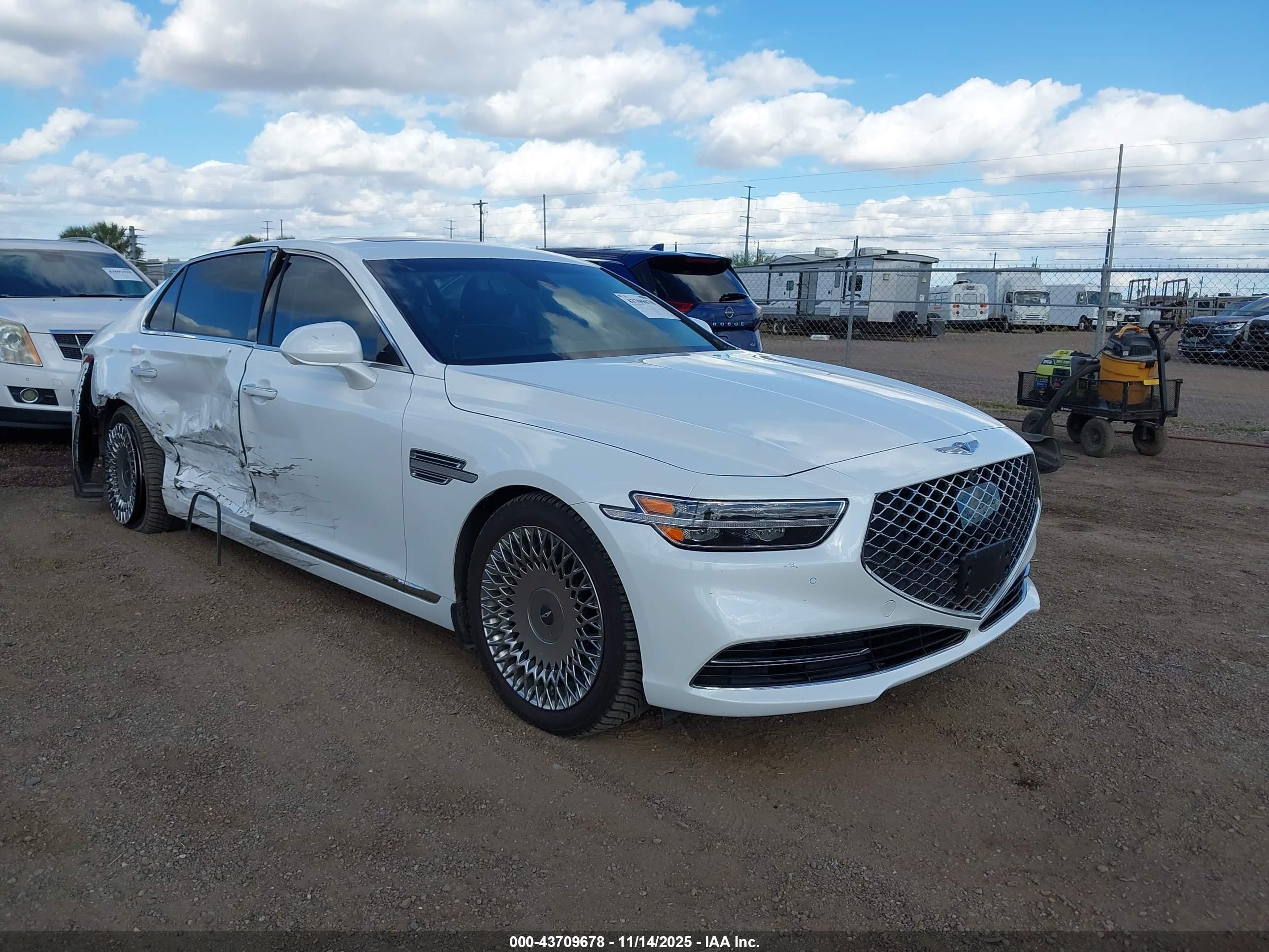 2020 Genesis G90 Ultimate, VIN KMTF54PH6LU076576 — Бок